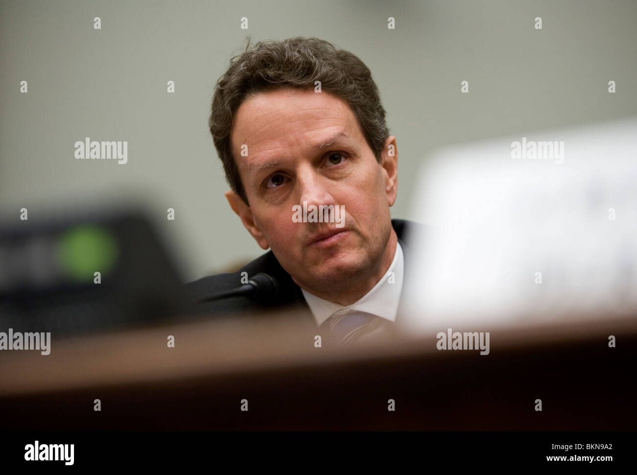 El Secretario del Tesoro, Timothy Geithner testifica en Capitol Hill. Foto de stock