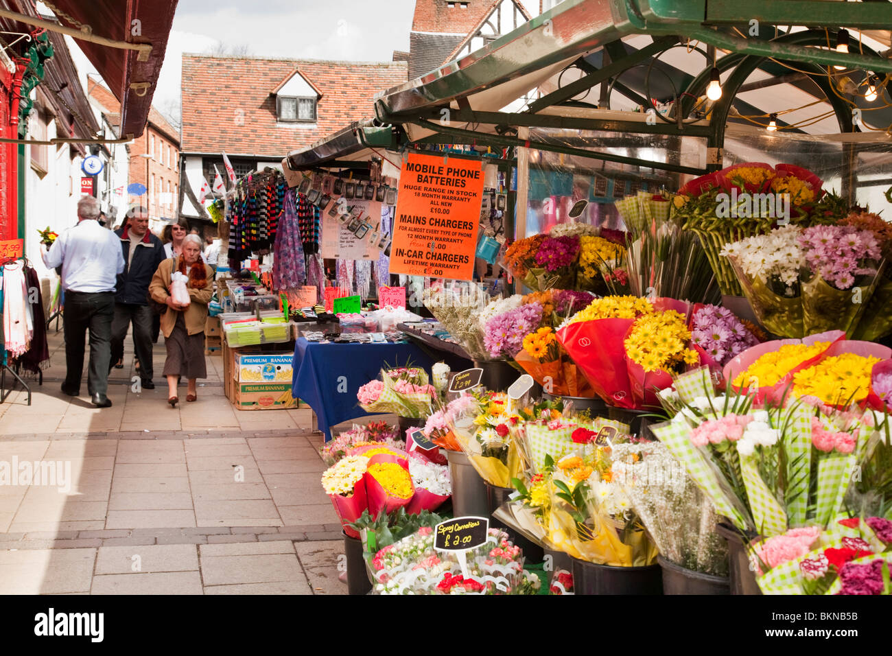 Newgate bullicioso mercado en el centro de York, Yorkshire, Reino Unido Foto de stock