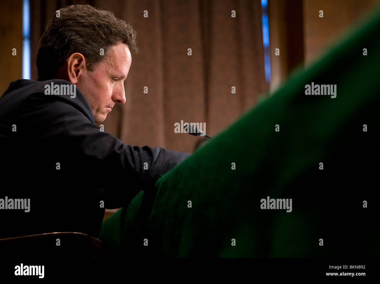 El Secretario del Tesoro, Timothy Geithner testifica en Capitol Hill. Foto de stock