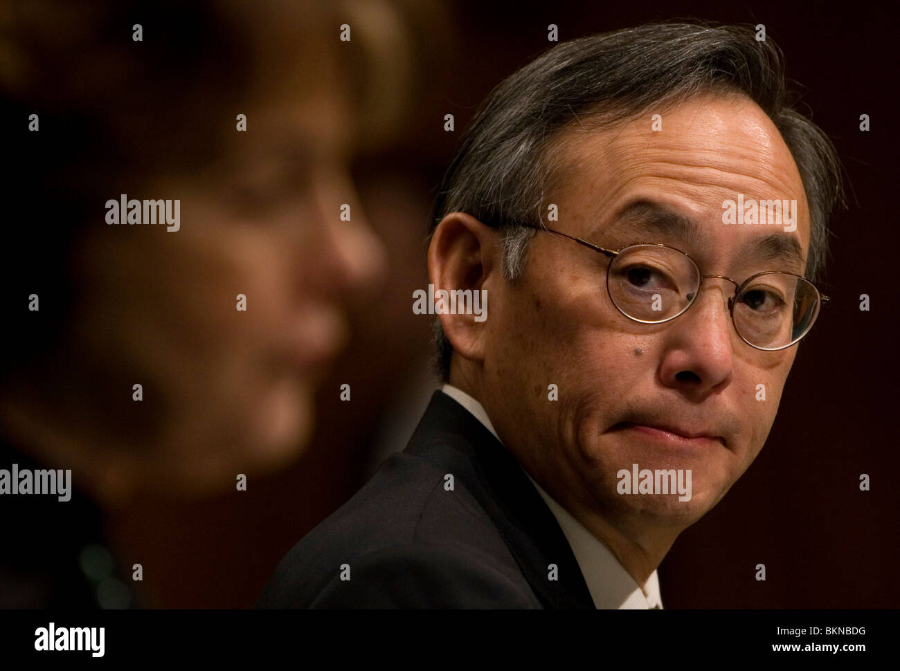 El secretario de Energía, Steven Chu testifica en Capitol Hill. Foto de stock