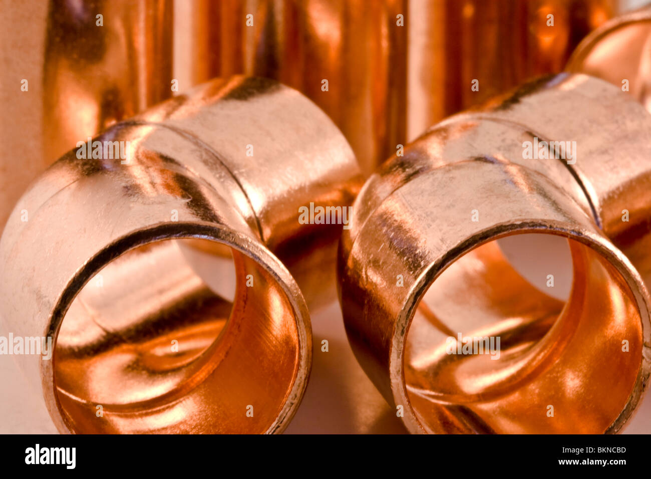 Closeup imagen de accesorios de cobre utilizados en el comercio de fontanería Foto de stock