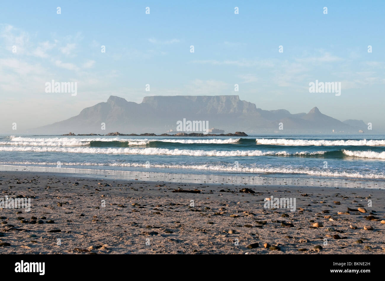 Vista espectacular de la Montaña de la mesa desde la playa de Blouberg al amanecer. Ciudad del Cabo, Sudáfrica Foto de stock