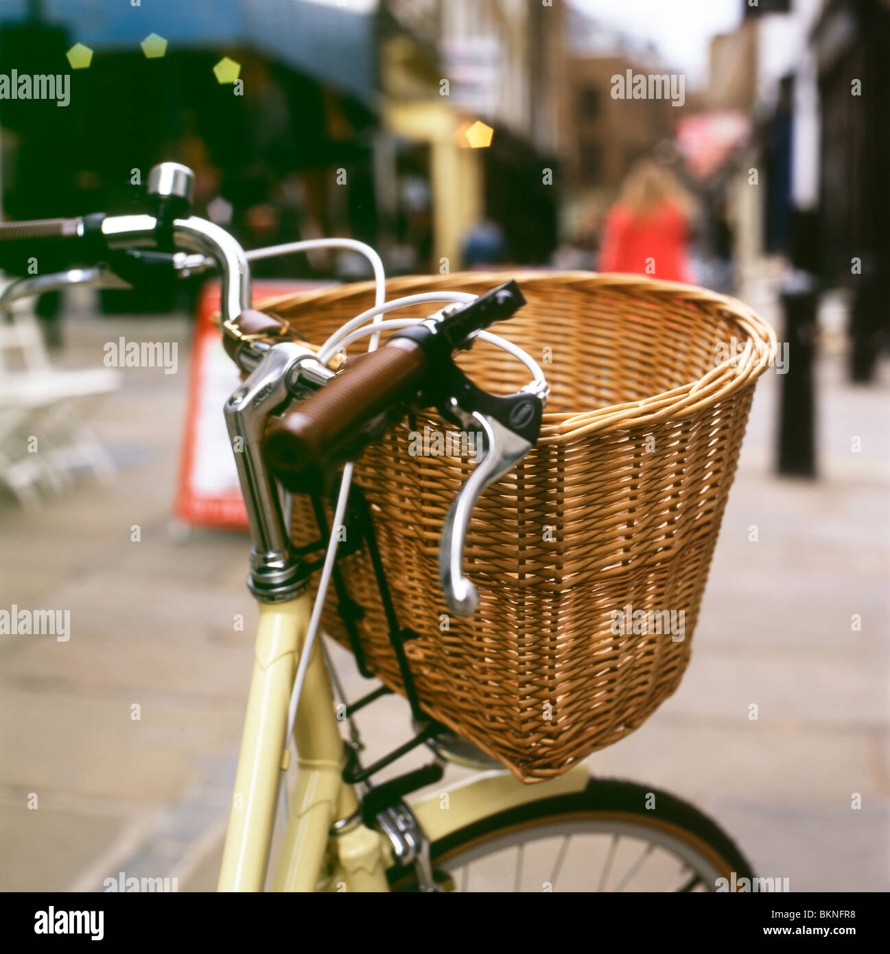 Una cesta de mimbre y el manubrio (manillar) de bicicleta vintage aparcado  en la calle en Camden Passage en Londres England Reino Unido. Kathy DEWITT  Fotografía de stock - Alamy