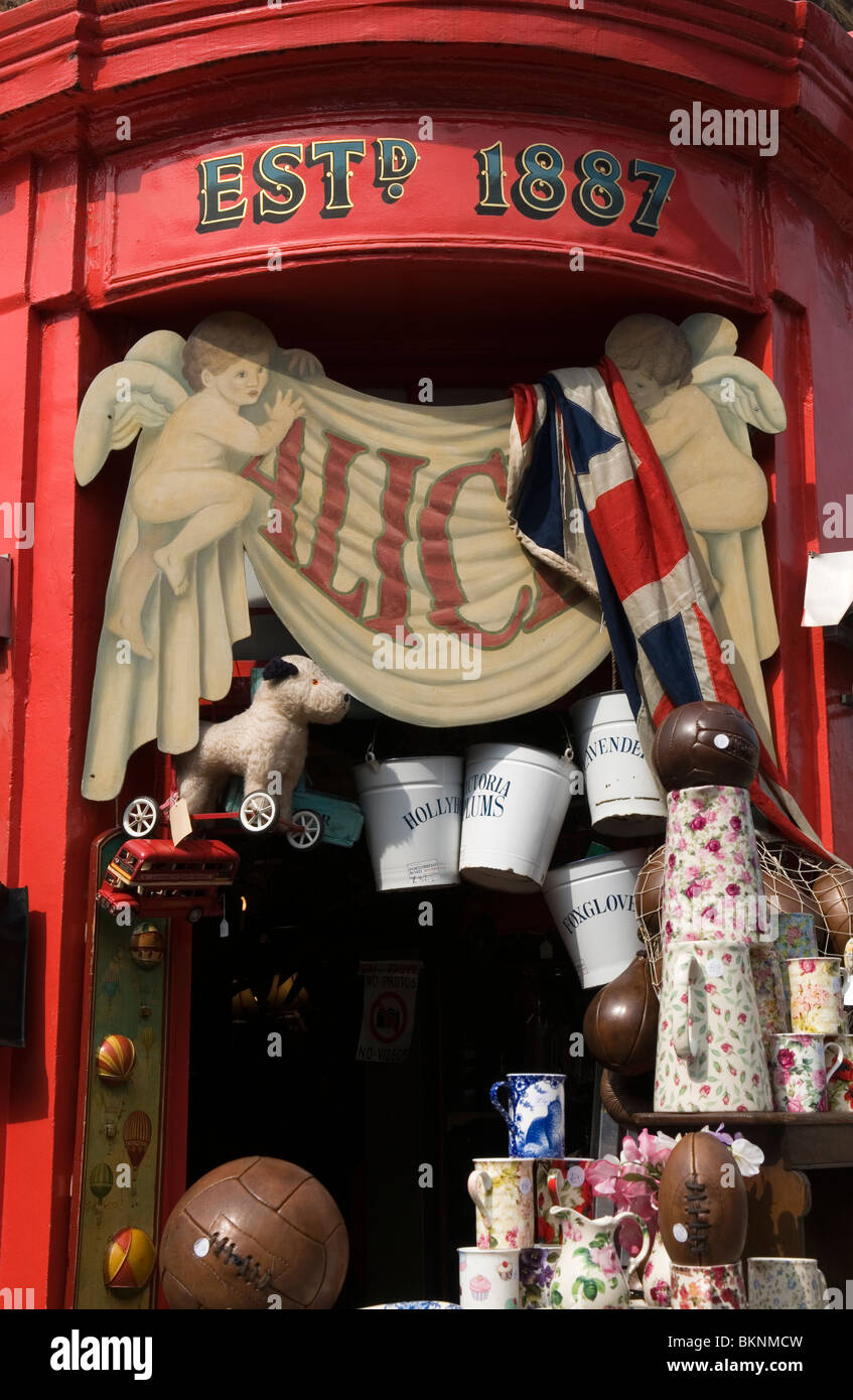 La tienda de antigüedades de Alice, Portobello Road Market Notting Hill en el oeste de Londres Inglaterra Foto de stock