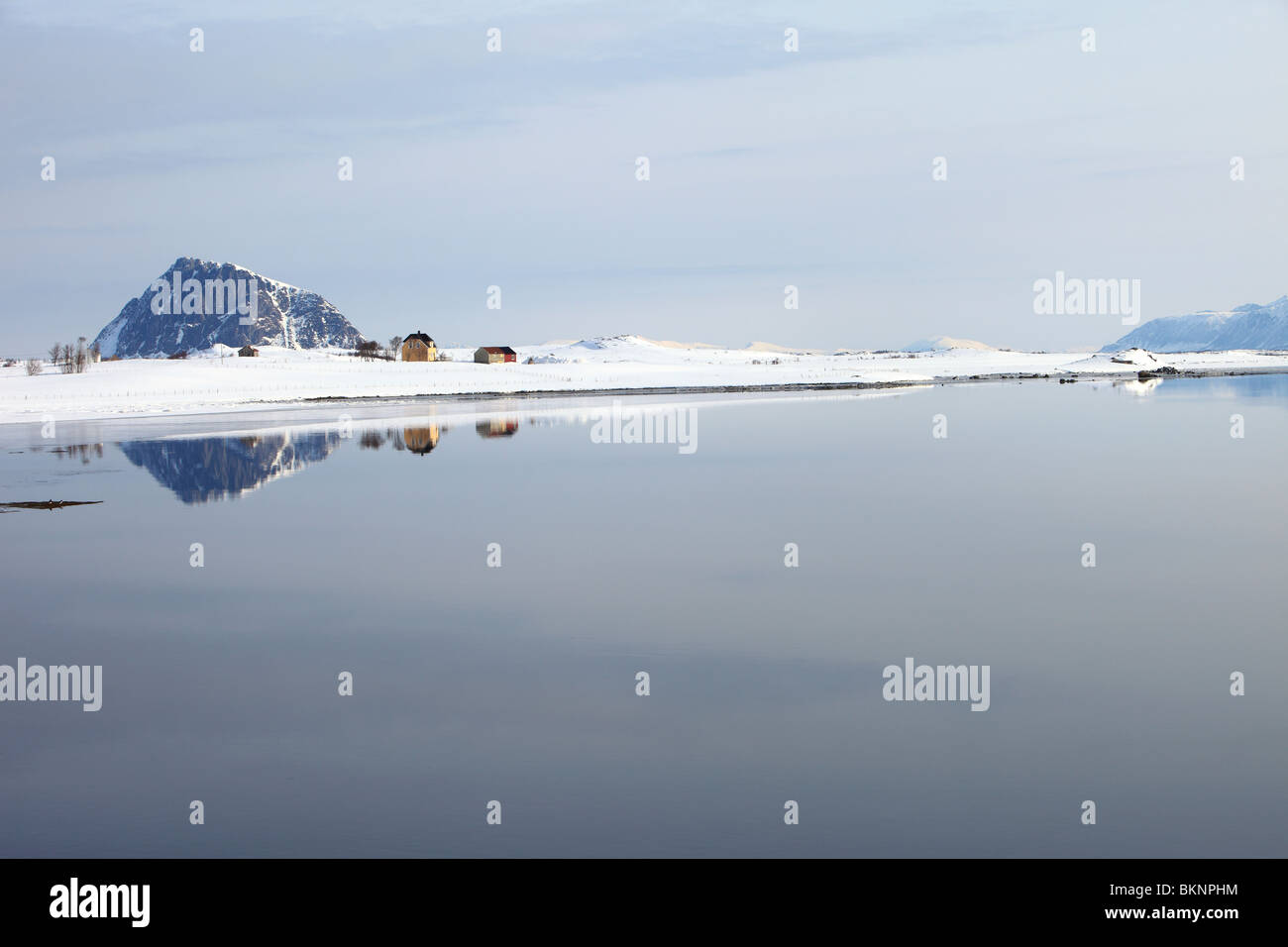 Vistas Steirapollen entrada/lago desde la carretera E10 cerca de Alstad en Vestvågøy, una de las islas Lofoten en Noruega Foto de stock