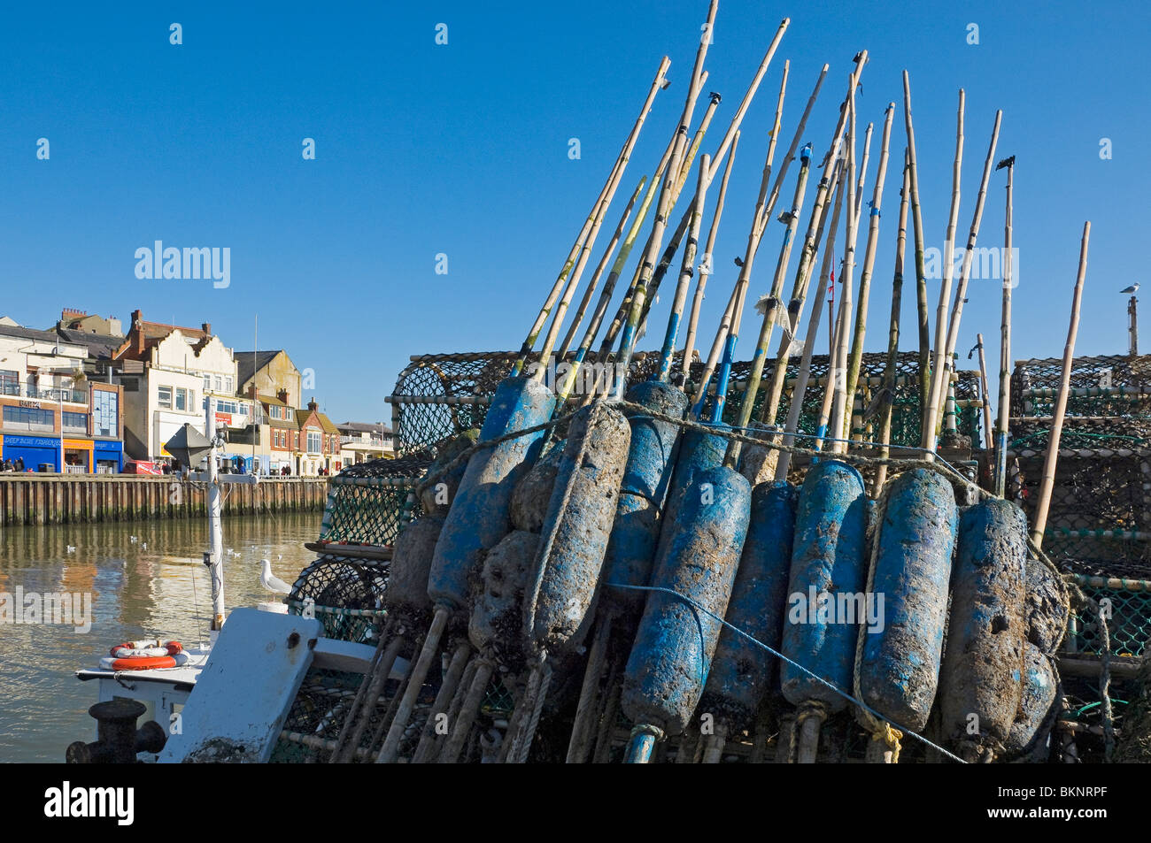 La pila de flotadores de pesca flota equipo en el muelle Bridlington Harbor East Yorkshire Inglaterra Reino Unido Reino Unido Gran Bretaña Foto de stock