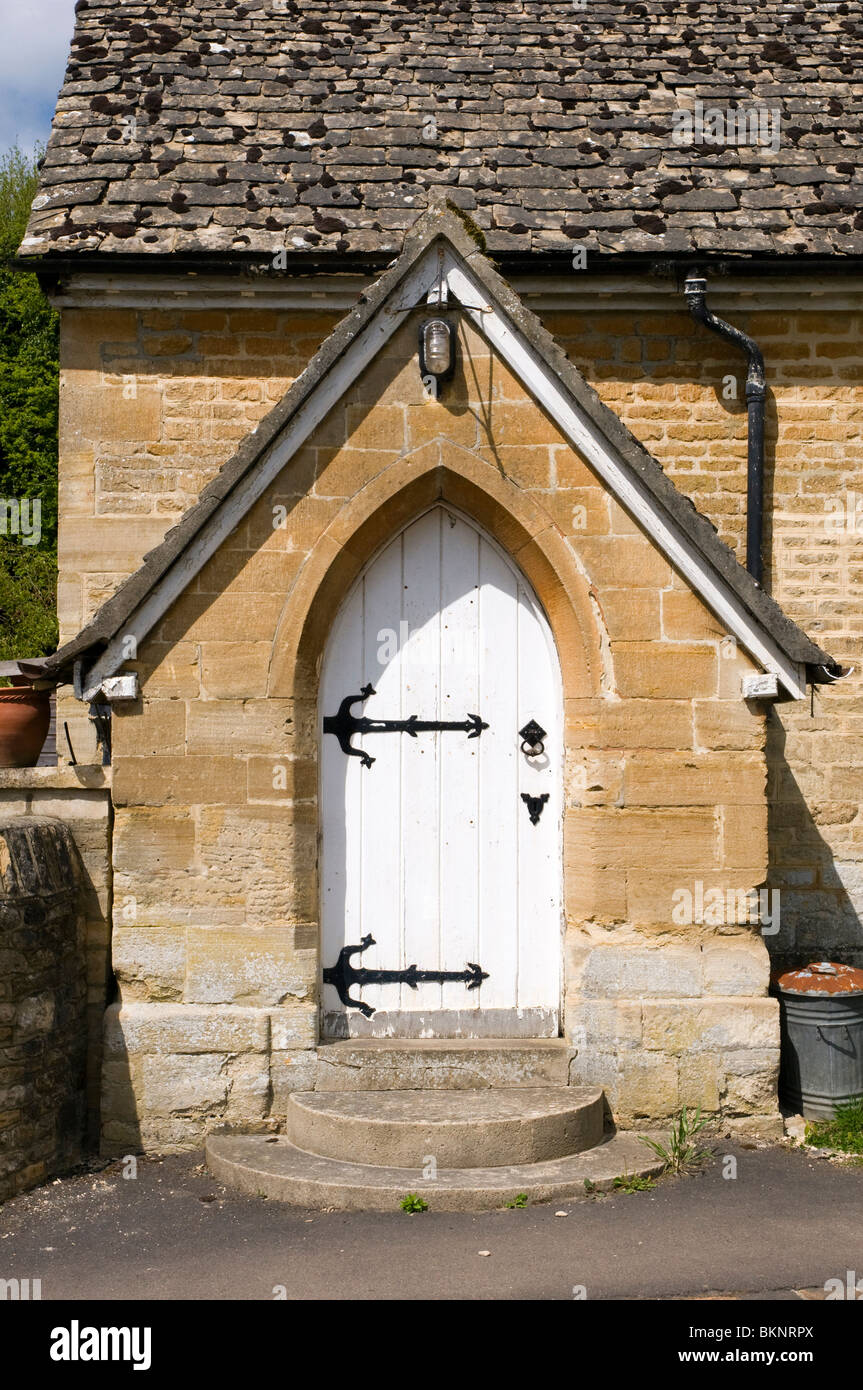 Abrir las puertas de la iglesia de piedra medieval, vertical Fotografía de  stock - Alamy