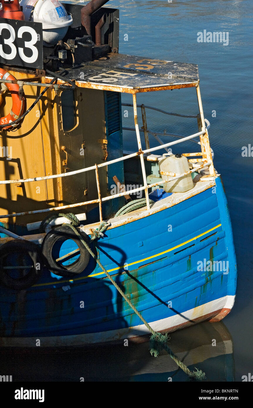 Detalle de popa en barco pesquero amarrado en el puerto Bridlington East Yorkshire Inglaterra Reino Unido Gran Bretaña Foto de stock