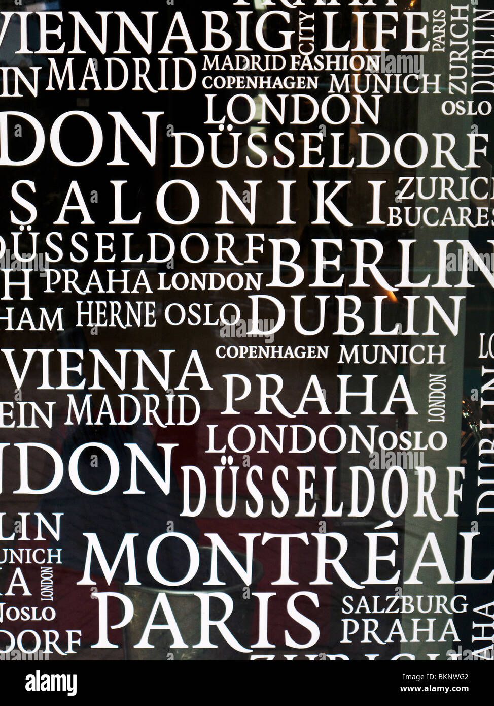 Firmar con el nombre de las ciudades en Europa Foto de stock