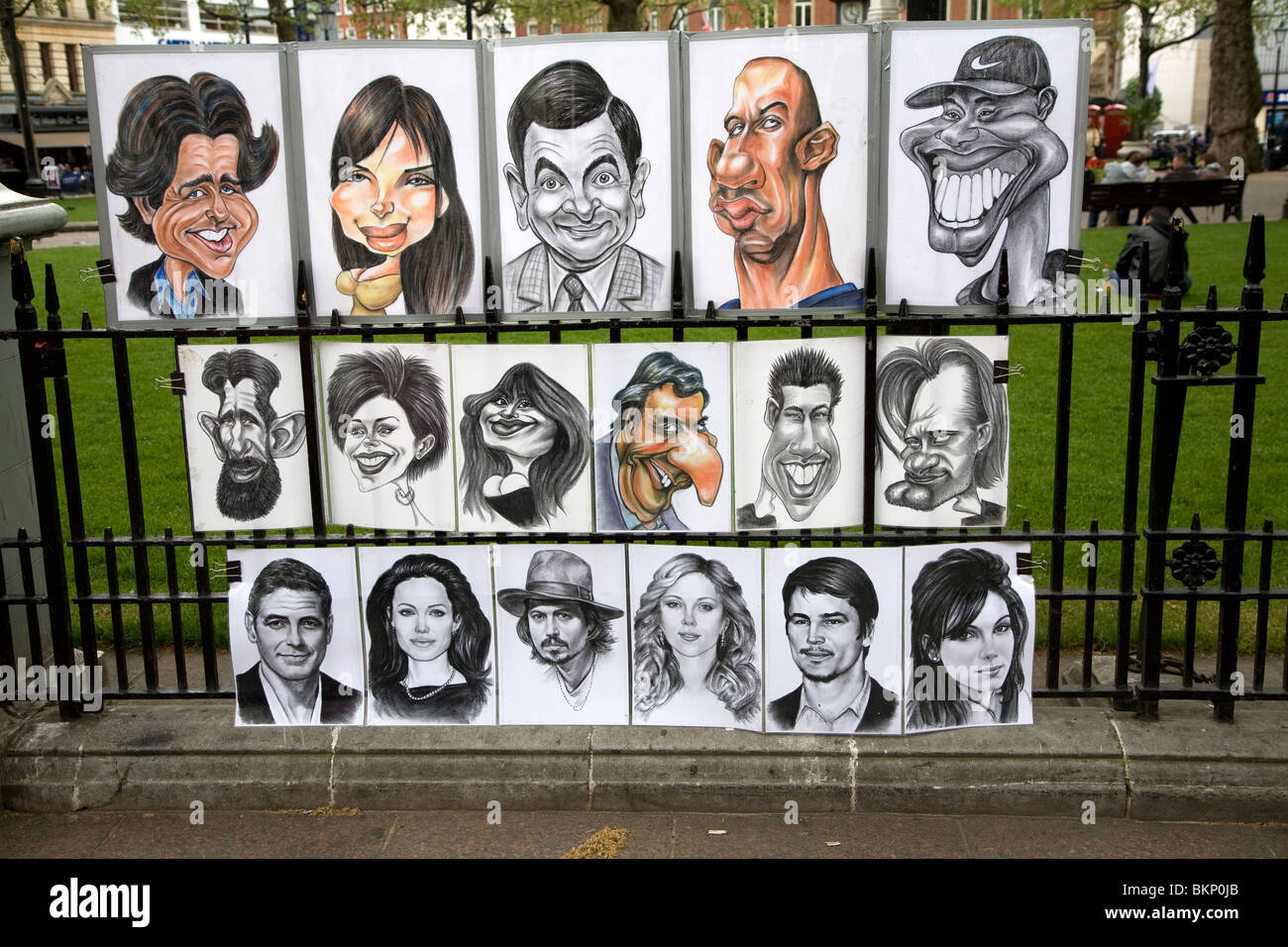 Retratista de la calle caricaturas de personas famosas, Leicester Square, Londres, Inglaterra Foto de stock
