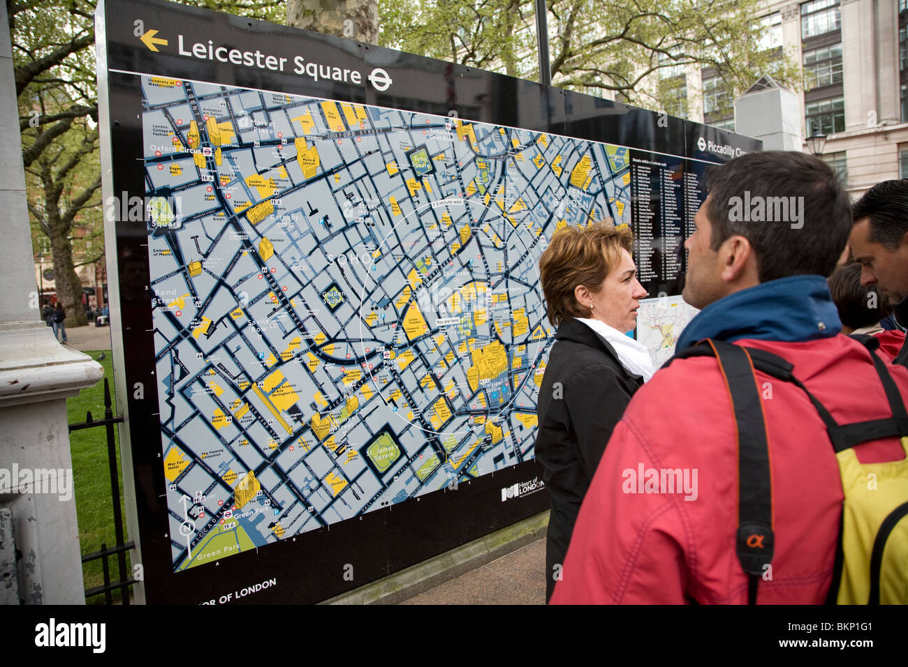 Gran mapa de ubicación para los turistas, Leicester Square, Londres, Inglaterra Foto de stock