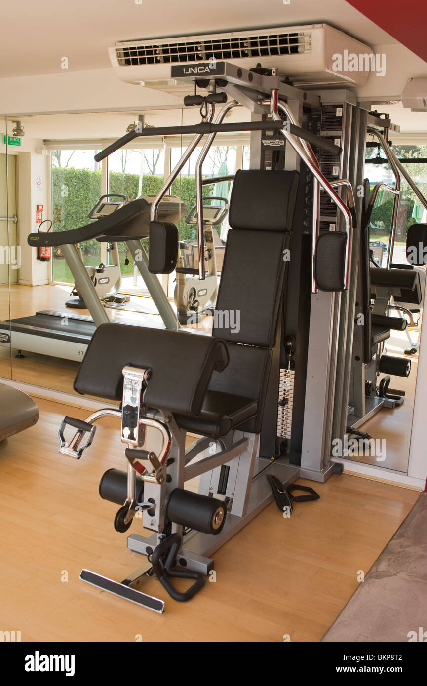 Gimnasio de levantamiento de pesas y equipo para hacer ejercicio en un gimnasio local del hotel en Toulouse Haute-Garonne Midi-Pyrenees Francia Foto de stock