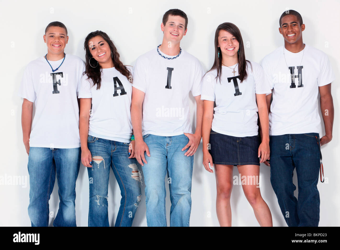 парень в белой футболке. Wearing shirts перевод.