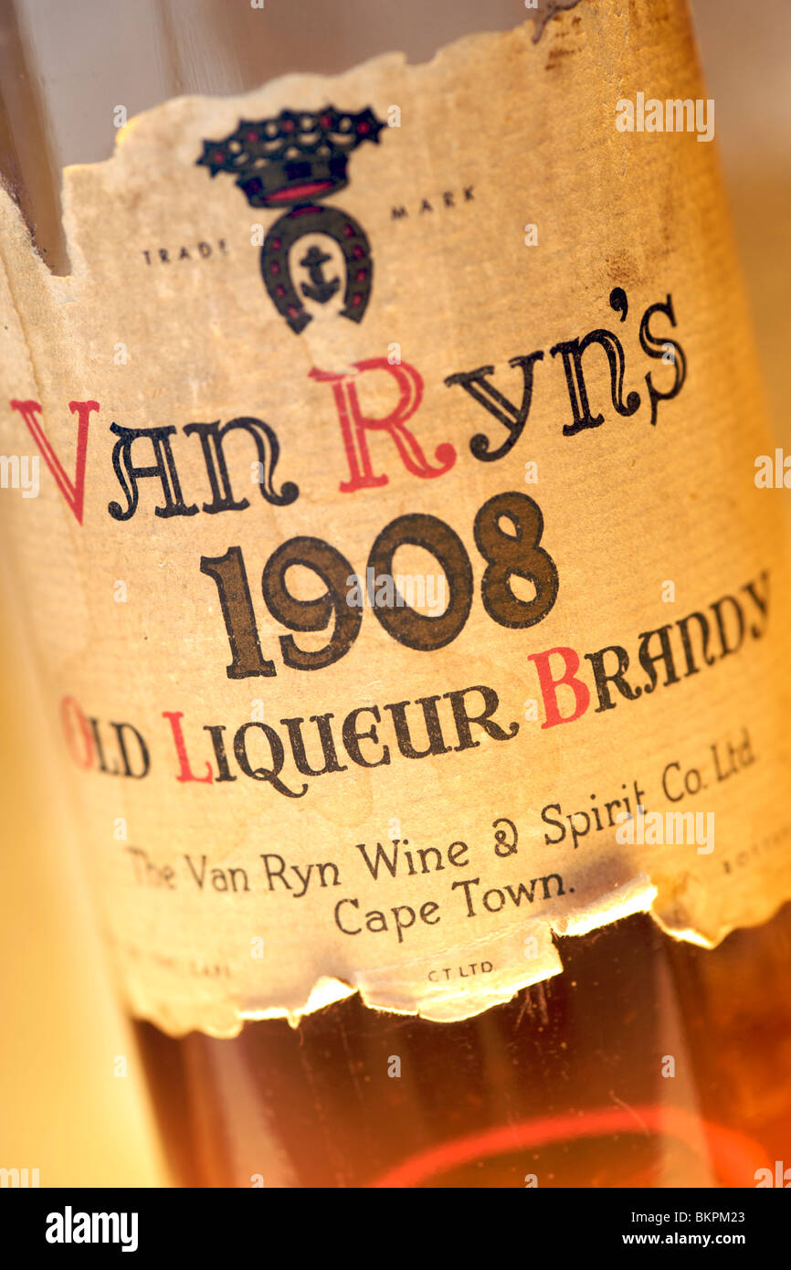 Close-up de una camioneta Ryn brandy la botella y de la etiqueta. Foto de stock