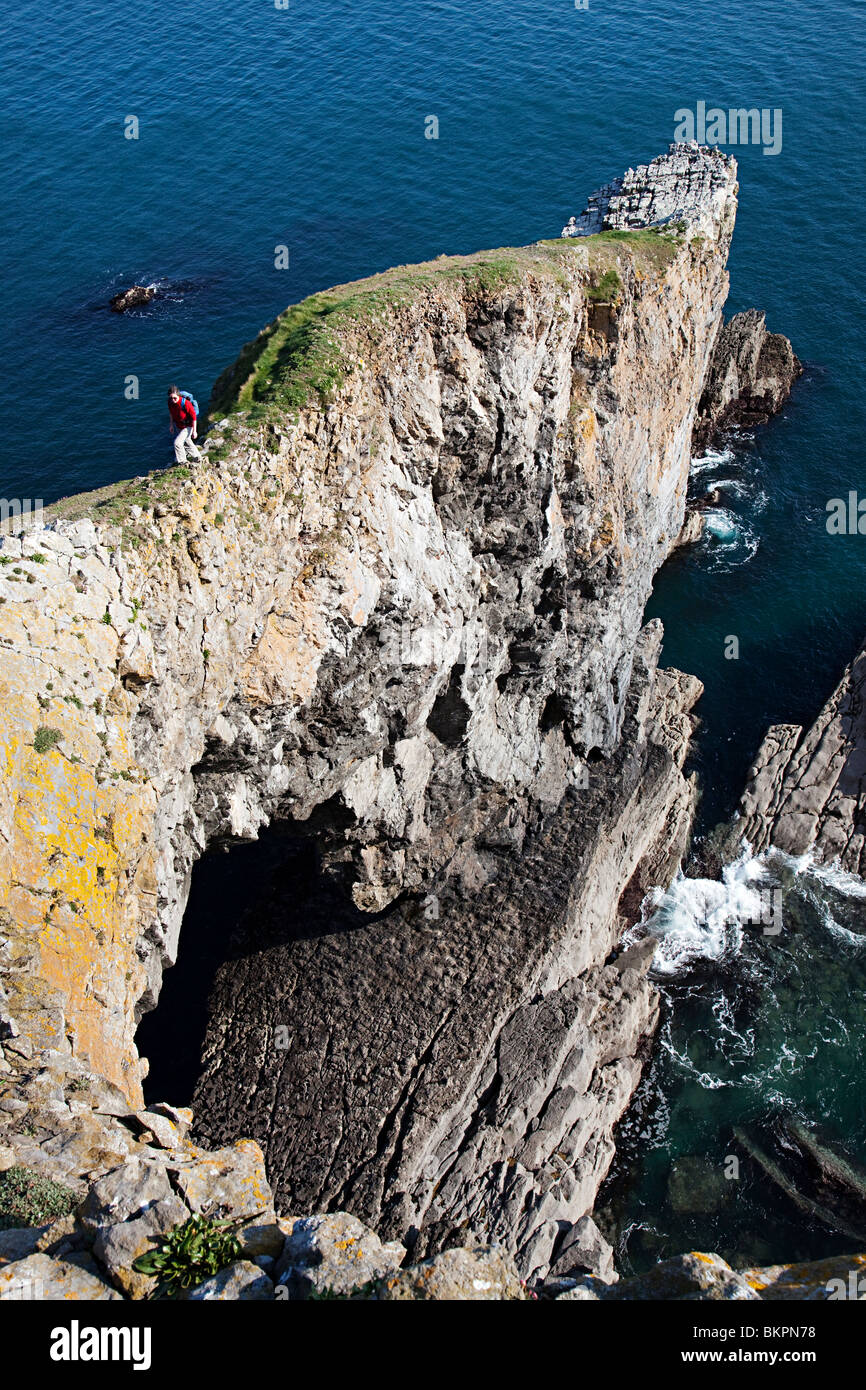 Walker en la parte superior del Puente Verde Gales pembrokeshire UK Foto de stock