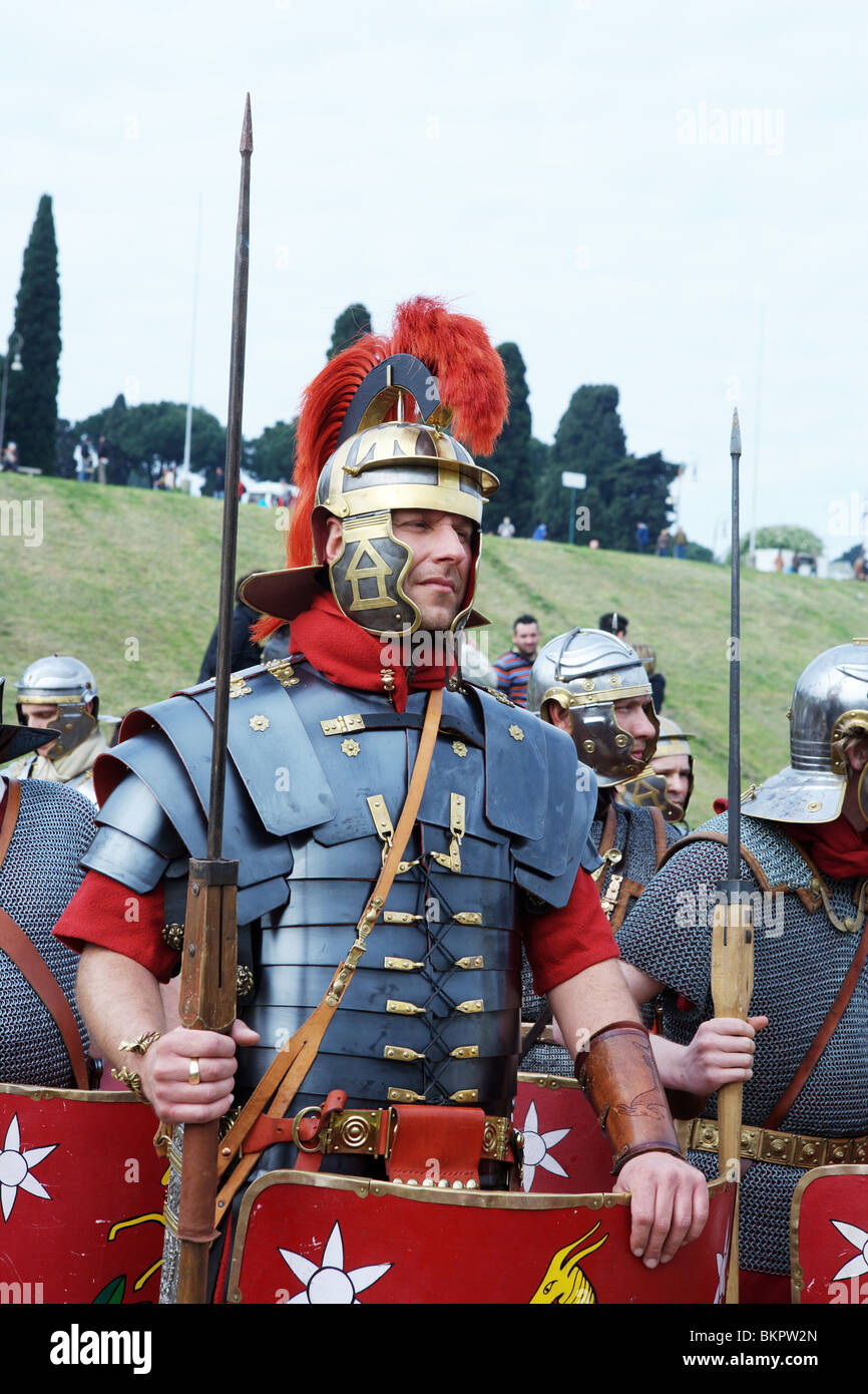 Historia Roman re-enactors soldado romano armadura legionario Roma Italia  Fotografía de stock - Alamy