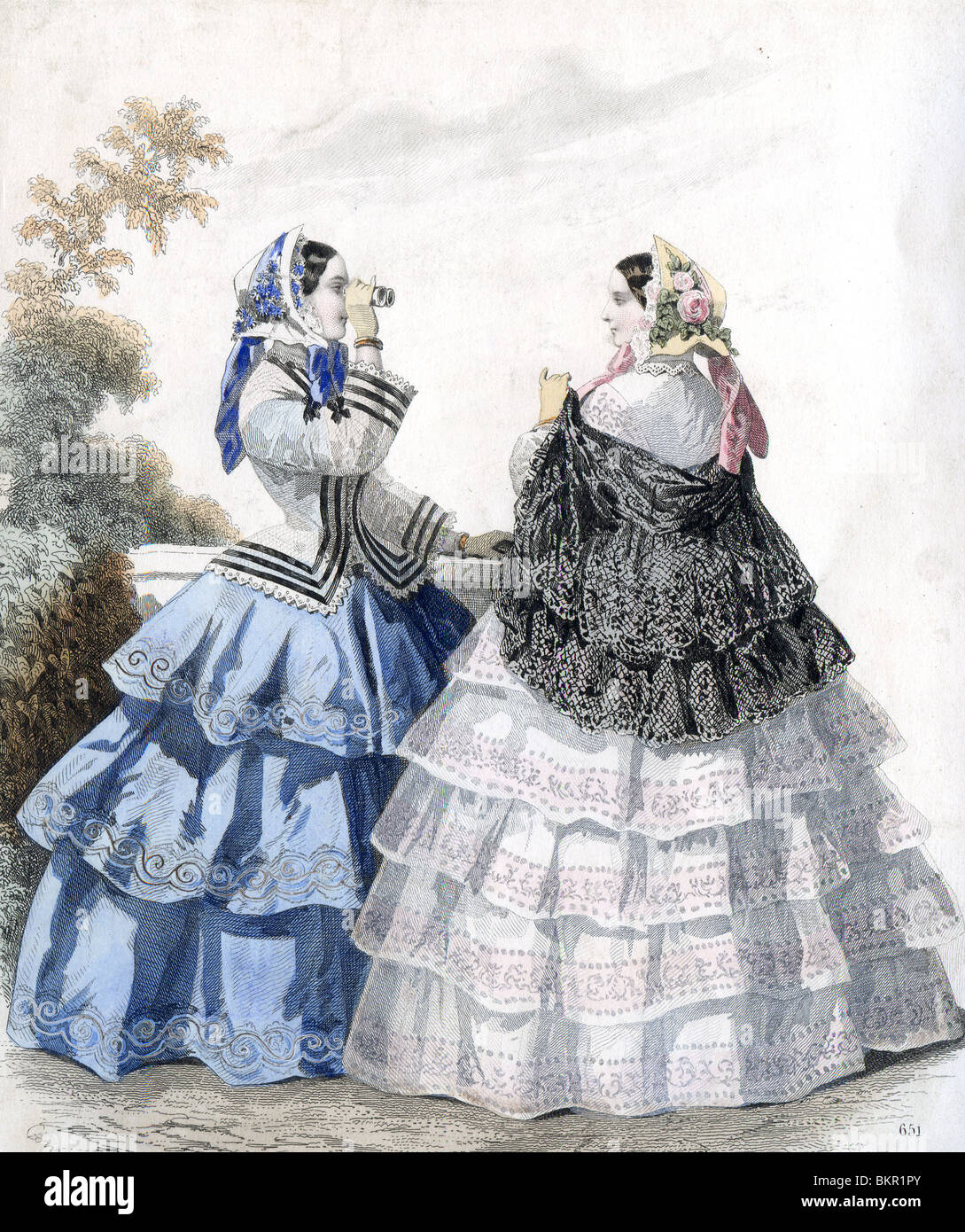 Dos mujeres en estilo victoriano tradicional cliente con prismáticos Foto de stock