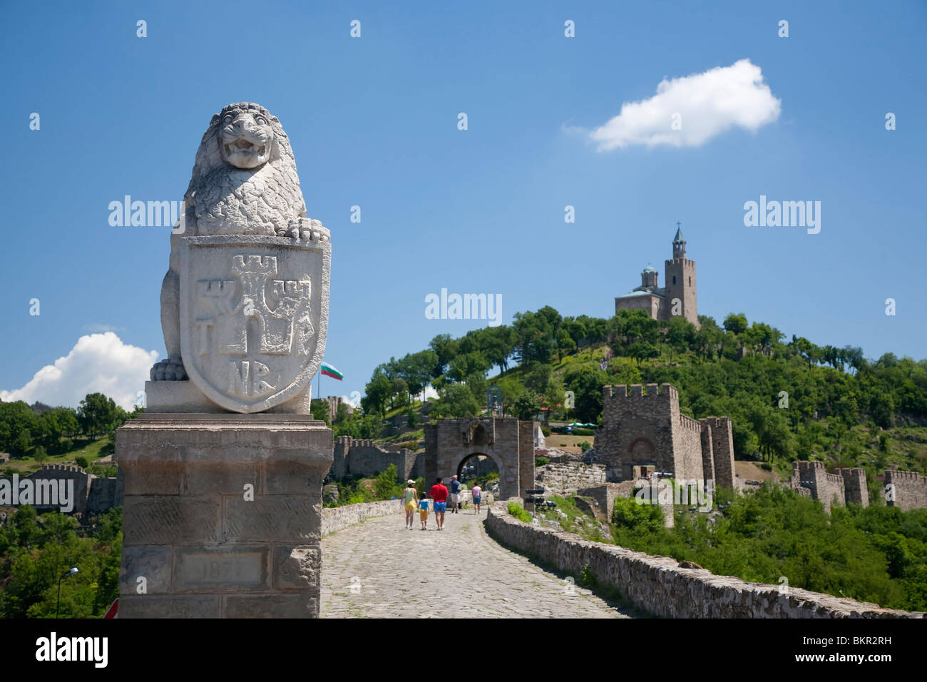 Bulgaria, Veliko Tarnovo. Una estatua de un león protege el camino al Castillo de Tsarevets. Foto de stock