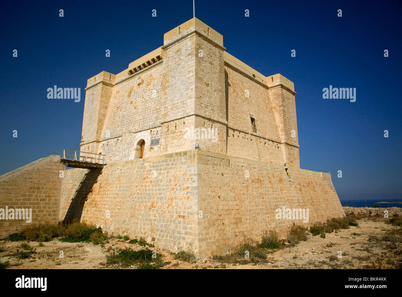 Malta, Comino; una torre de vigilancia que data a los Caballeros de San Juan de Jerusalén Foto de stock