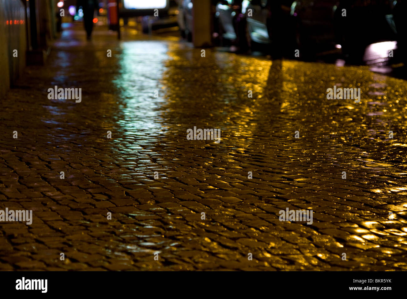 Las relucientes calles adoquinadas en la tarde, después de una lluvia. Foto de stock