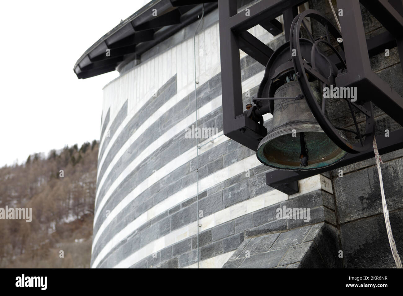 La campana de la iglesia de San Giovanni Battista por Mario Botta en Mogno, Valle Maggia, Suiza Foto de stock