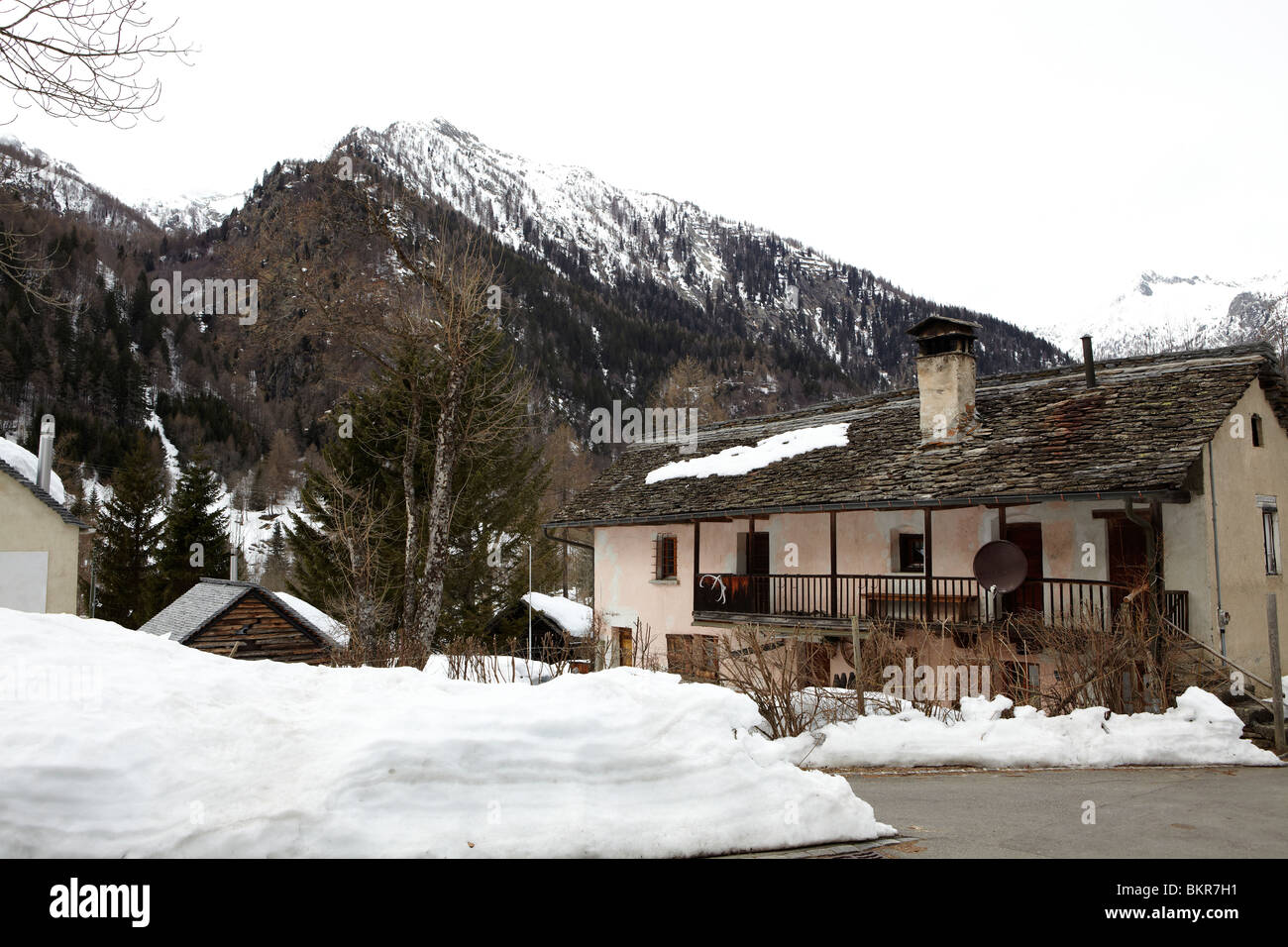 Mogno, Valle Maggia, Suiza Foto de stock