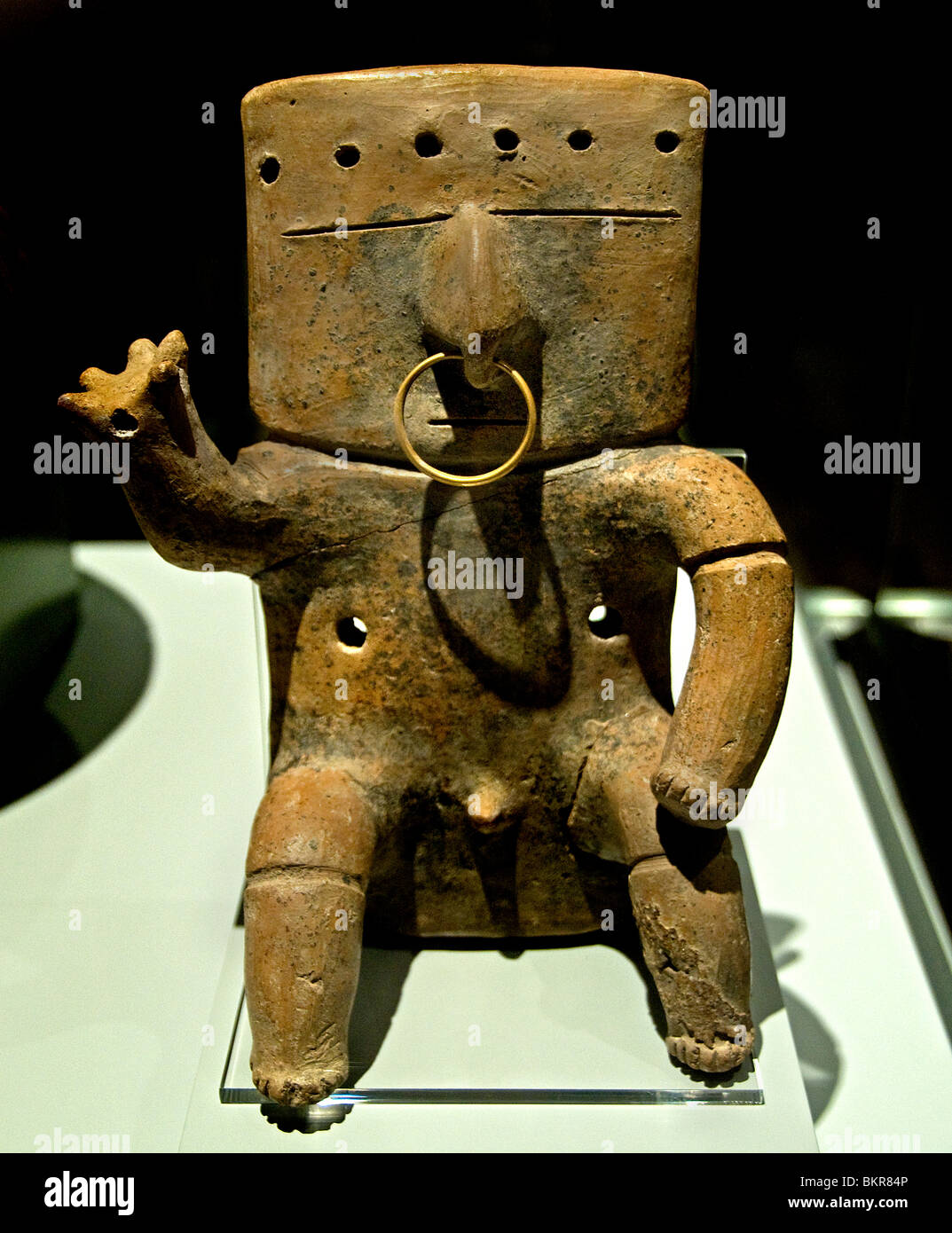Figura humana Quimbaya cultura cerámica dorada y el período de integración 1200 1500 AD Colombia Foto de stock