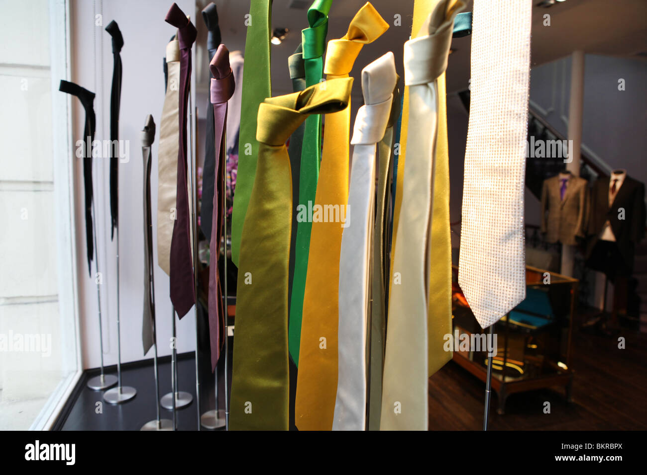 Saville row shop window fotografías e imágenes de alta resolución - Alamy