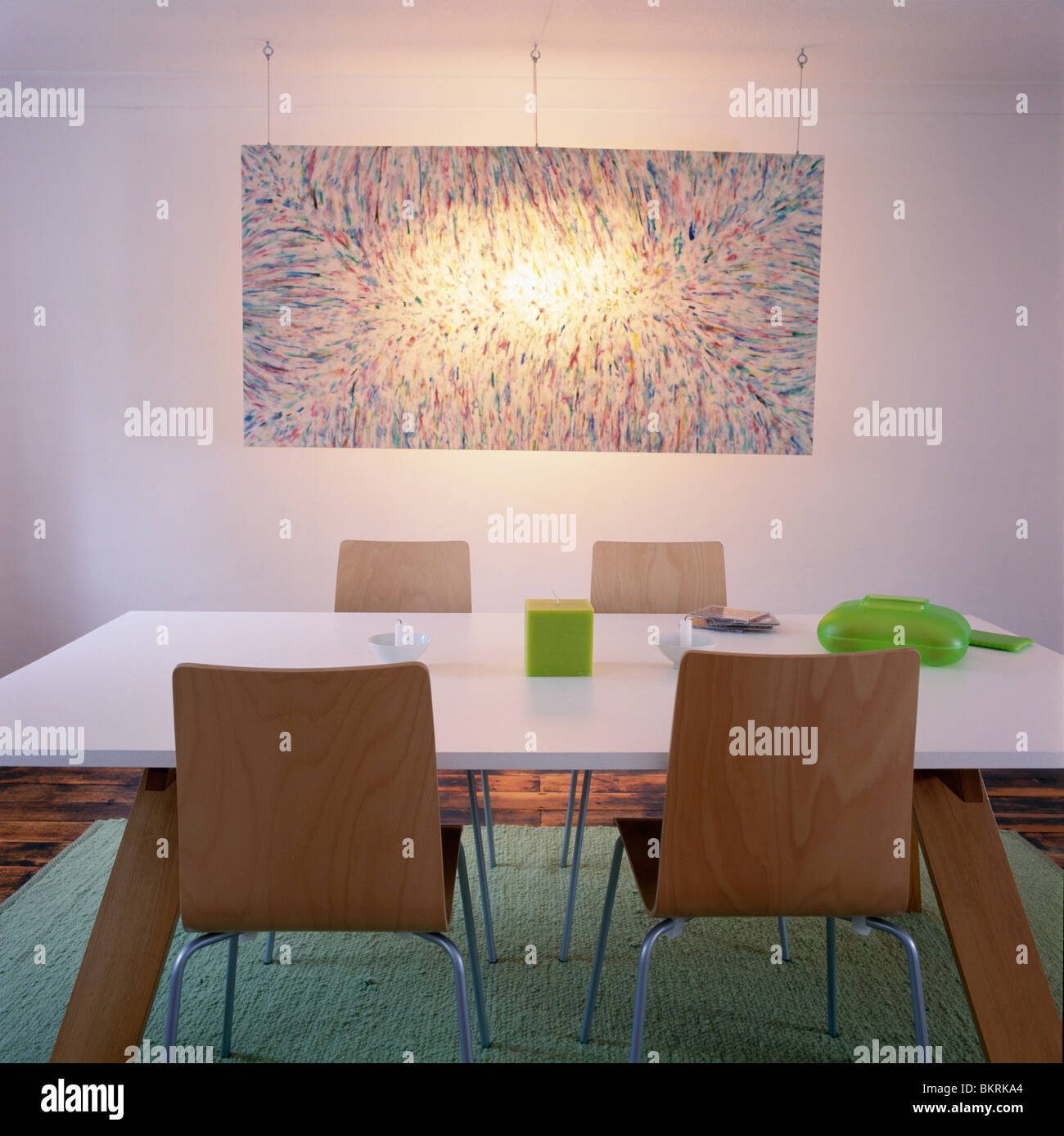 La iluminación por encima de la pintura abstracta en la pared de un ... La iluminación por encima de la pintura abstracta en la pared de un ...