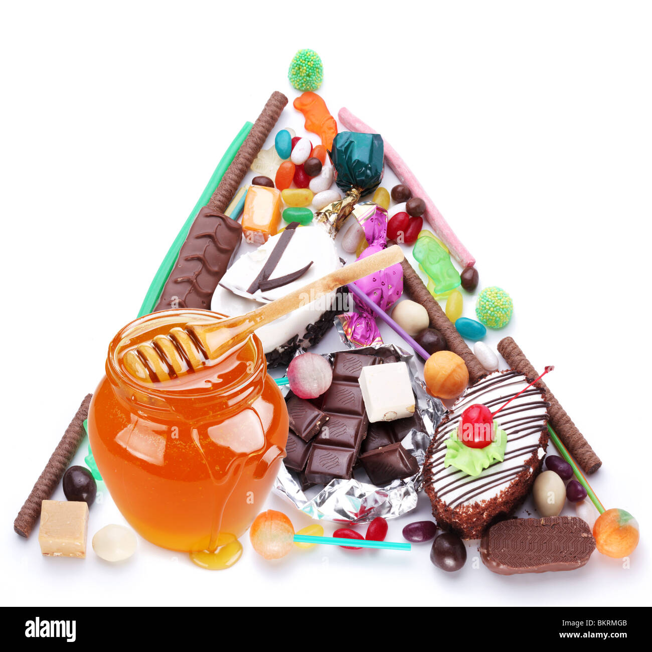 Pirámide en forma de dulces. Aislado en blanco Foto de stock