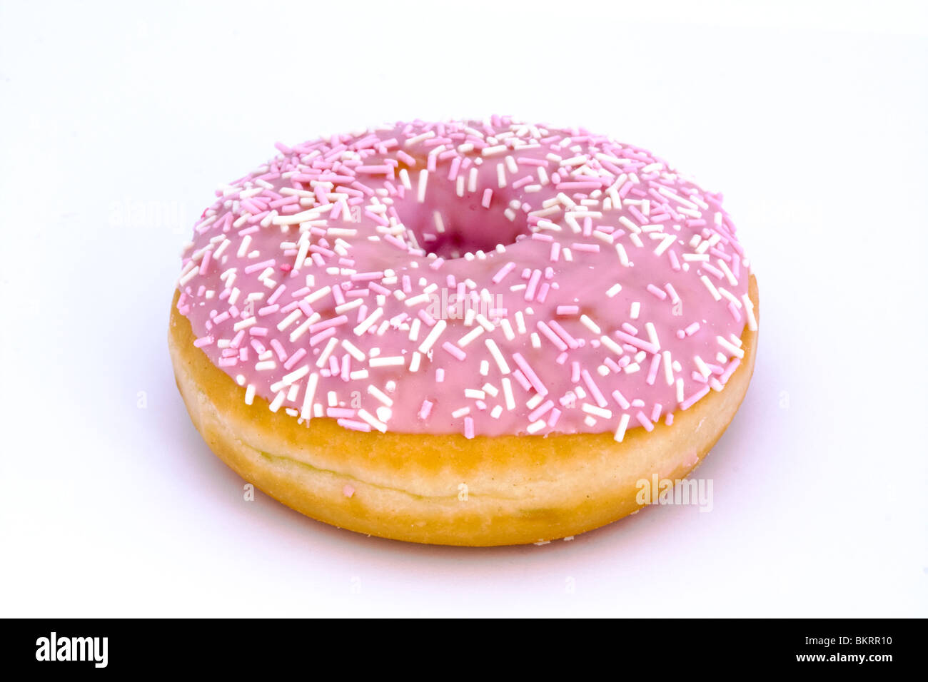 Con sabor a fresa donut aislado en blanco Foto de stock