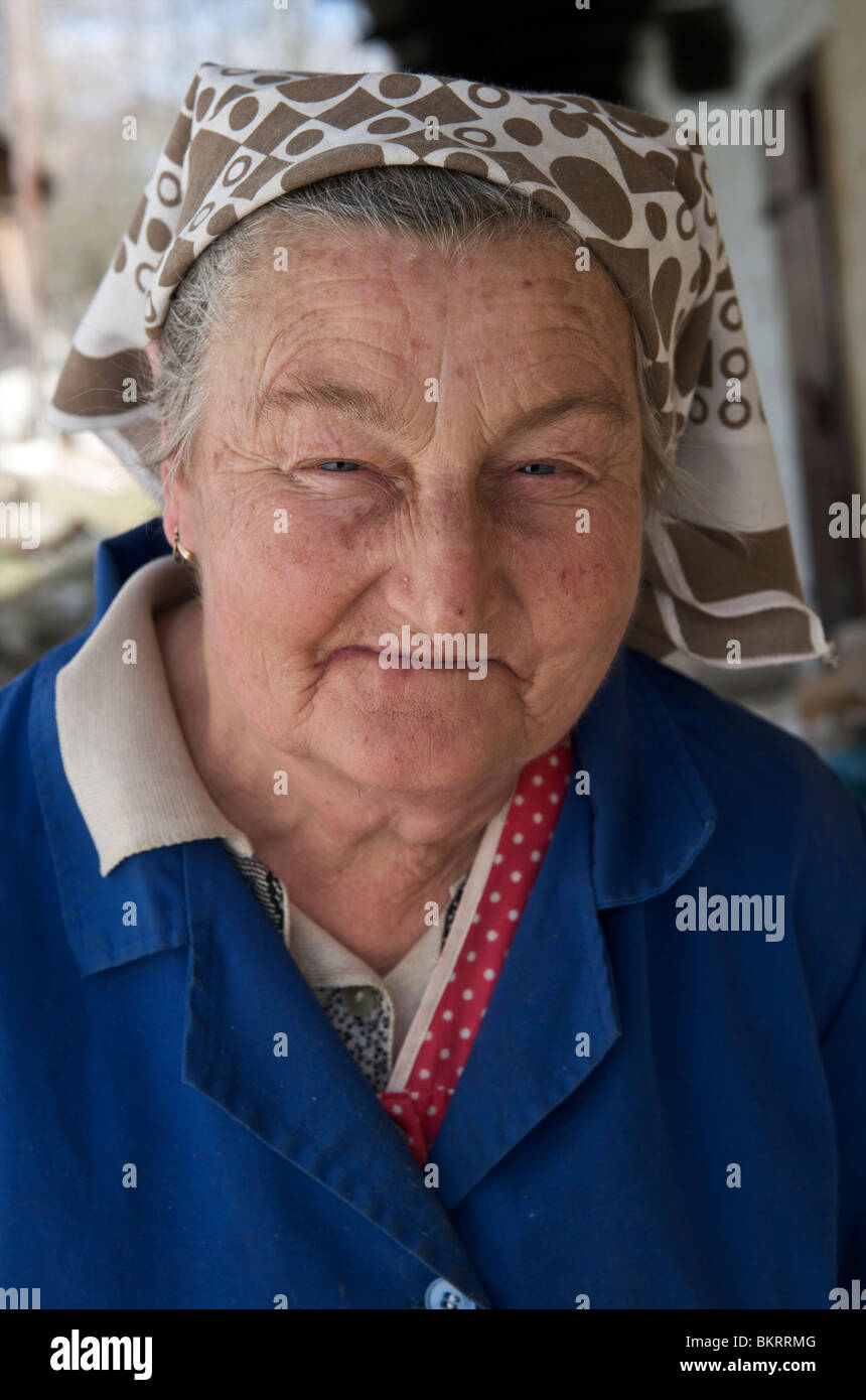 Eslovaquia, una anciana que vive en la aldea de Unesco Vlkolinec rural Foto de stock