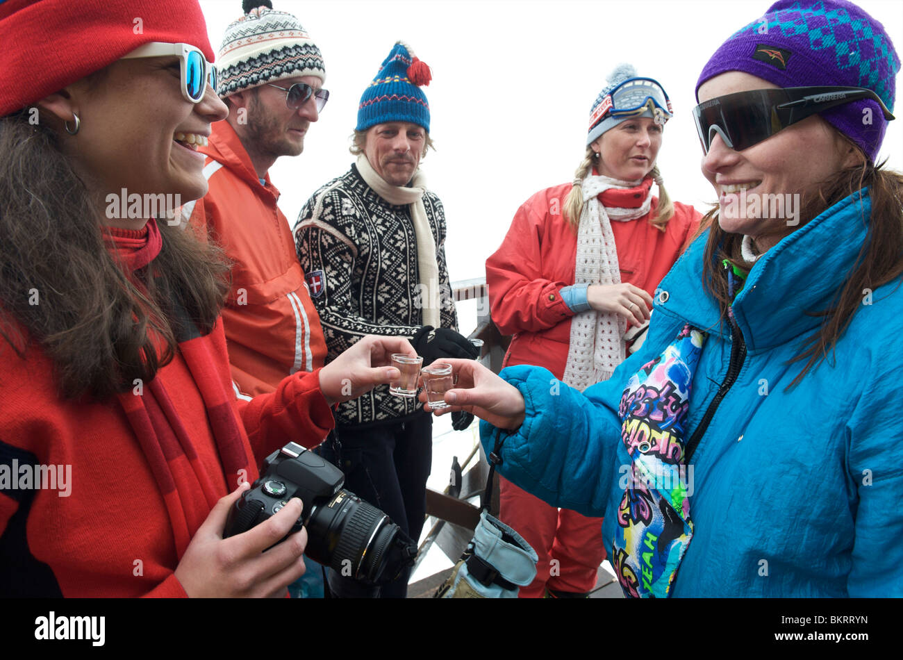 Eslovaquia, Jasna, grupo de instructores vestidos hasta la década de los ochenta la celebración del final de la temporada. Foto de stock