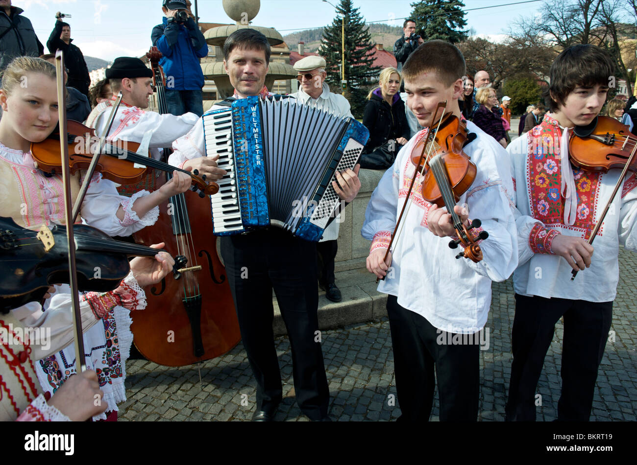 Eslovaquia, Brezno, festival de primavera, lanzando 'Morena'en el río Hron Foto de stock