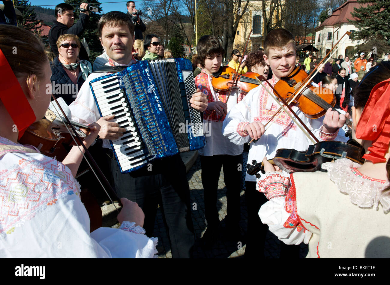 Eslovaquia, Brezno, festival de primavera, lanzando 'Morena'en el río Hron Foto de stock