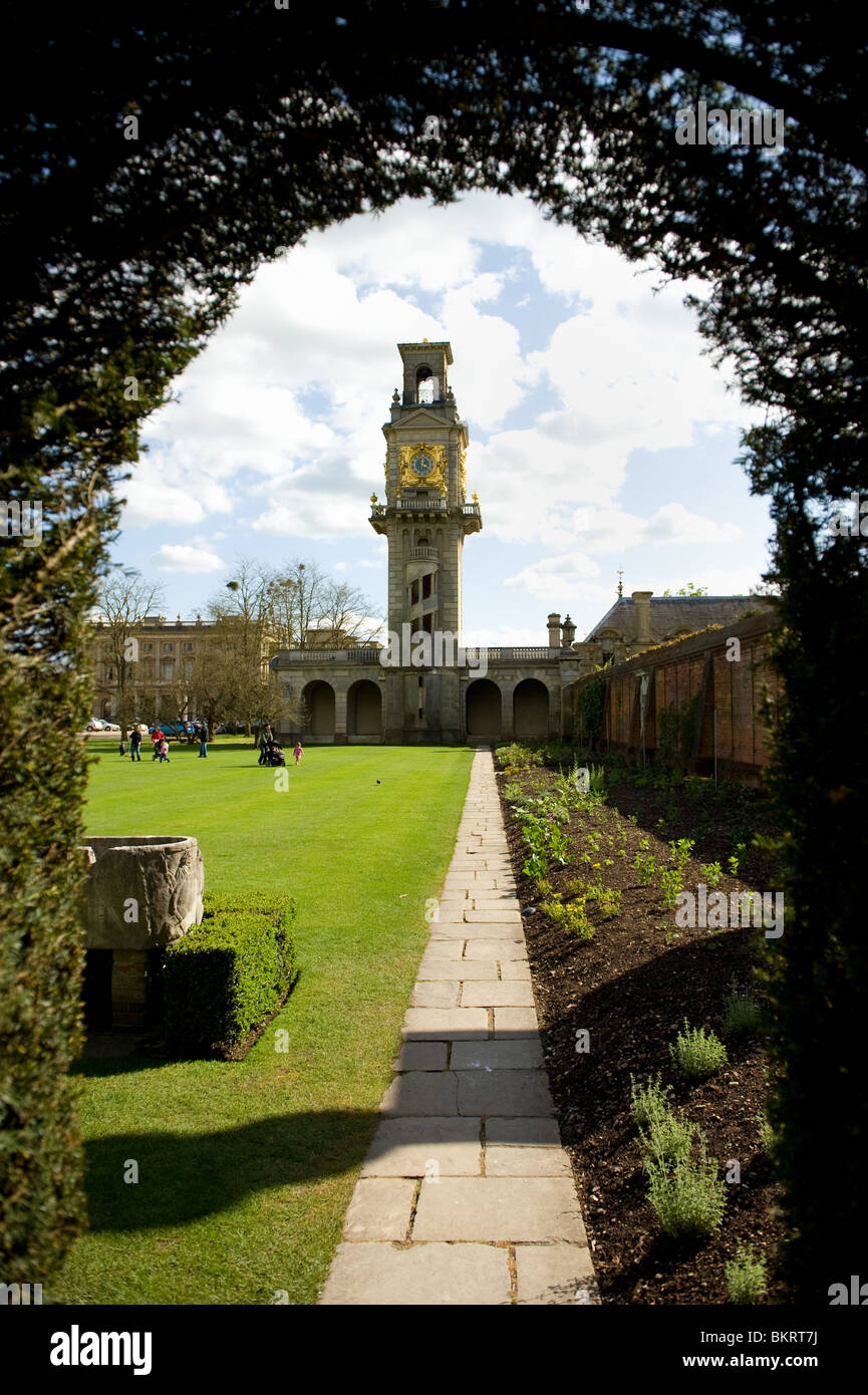 El Cliveden House y la torre del reloj visto desde la dirección del jardín secreto, Buckinghamshire, REINO UNIDO Foto de stock