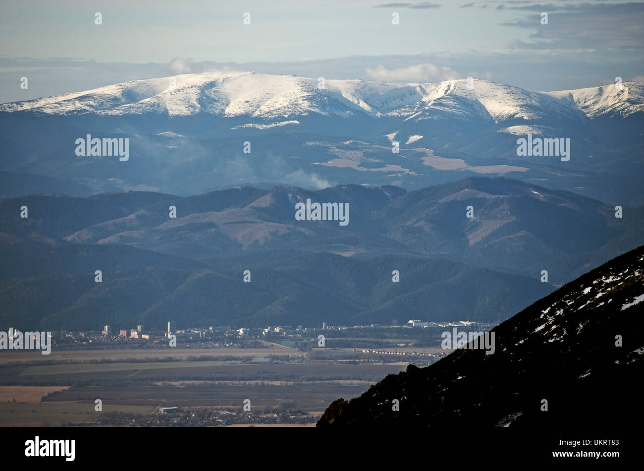 Eslovaquia, vista desde Lomnica en Chopok y bajas montañas Tatras Foto de stock