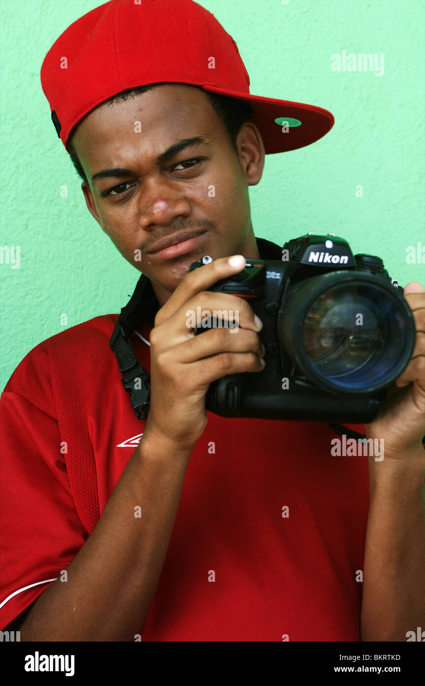 Curazao, chico local con cámara Nikon Foto de stock