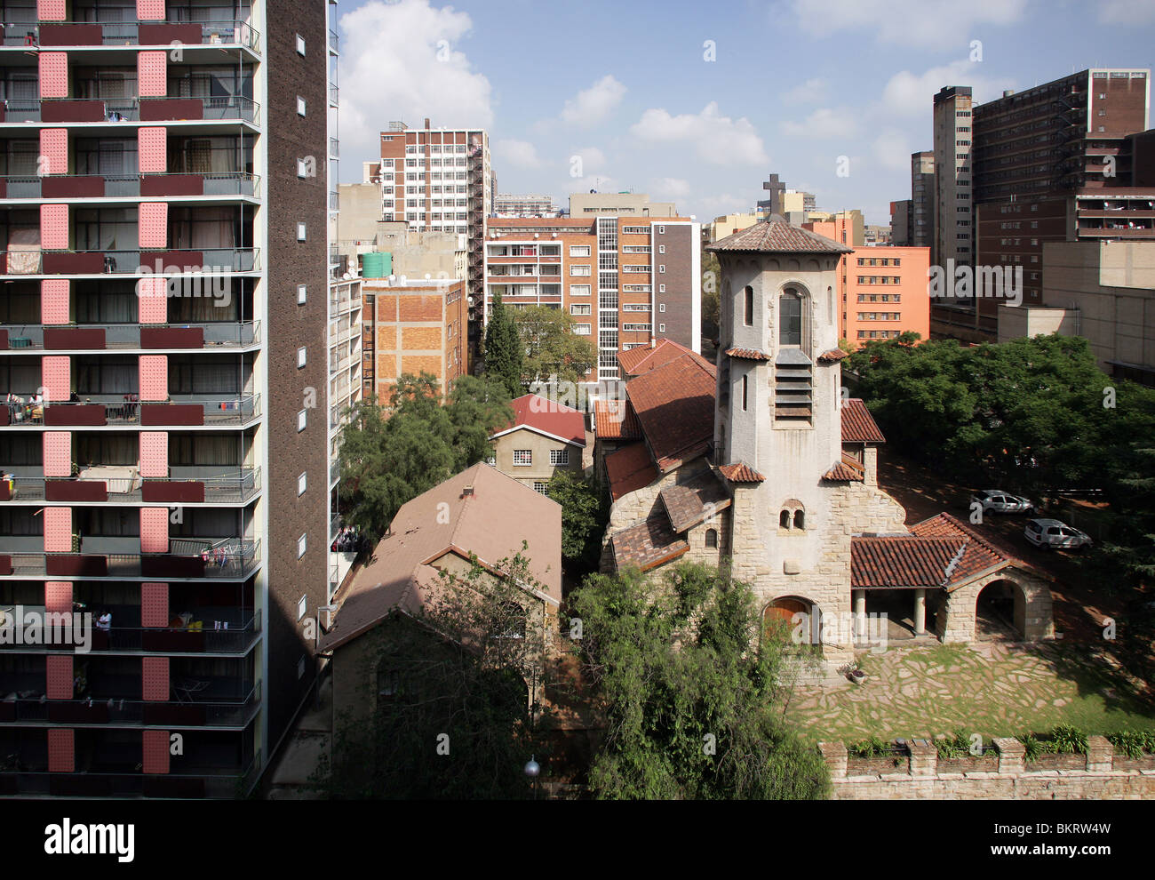 La paz de la iglesia luterana en el medio de la vivienda-casas en el barrio de Hillbrow, Johannesburgo, Sudáfrica Foto de stock