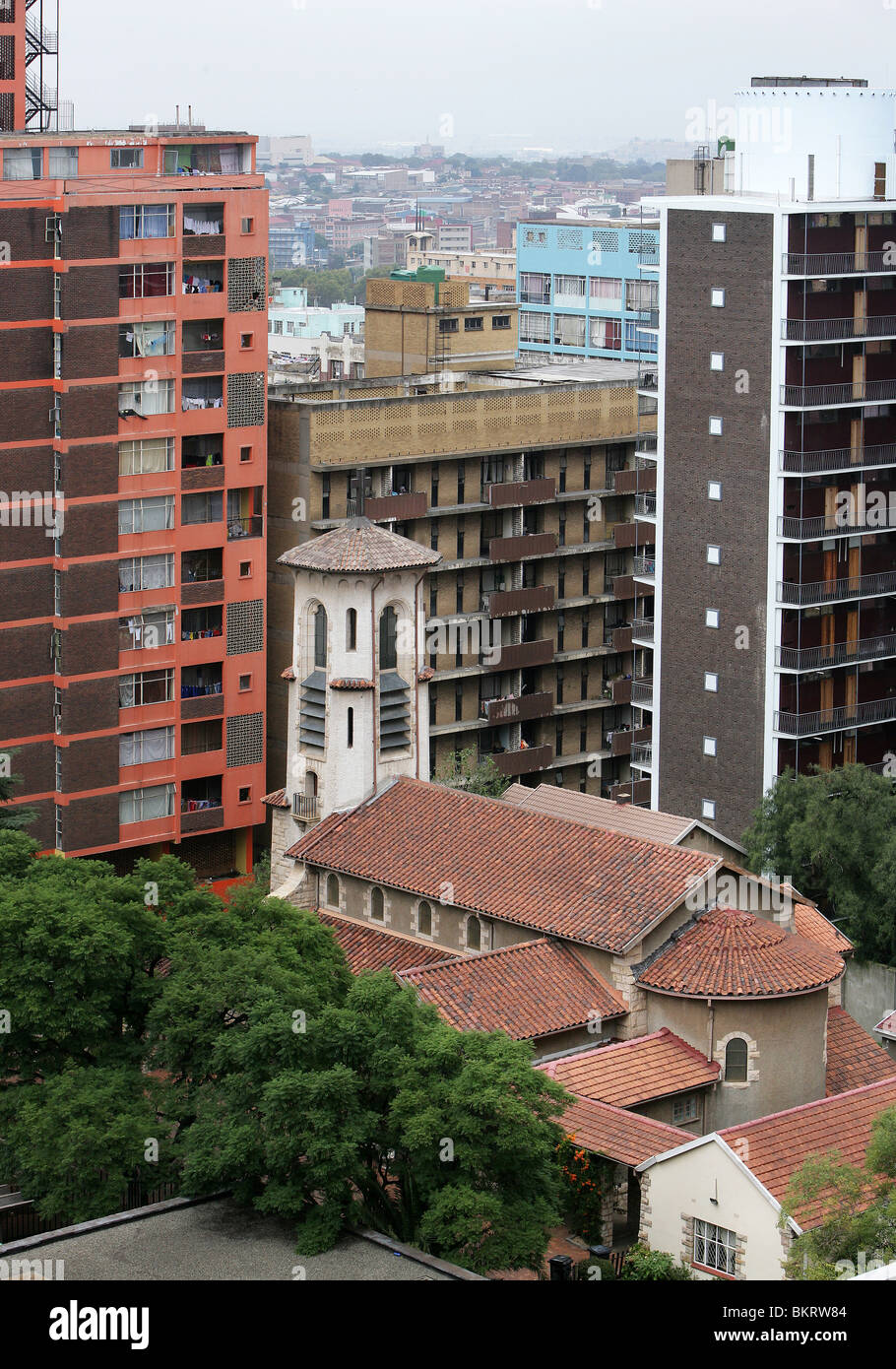 La paz de la iglesia luterana en el medio de la vivienda-casas en el barrio de Hillbrow, Johannesburgo, Sudáfrica Foto de stock