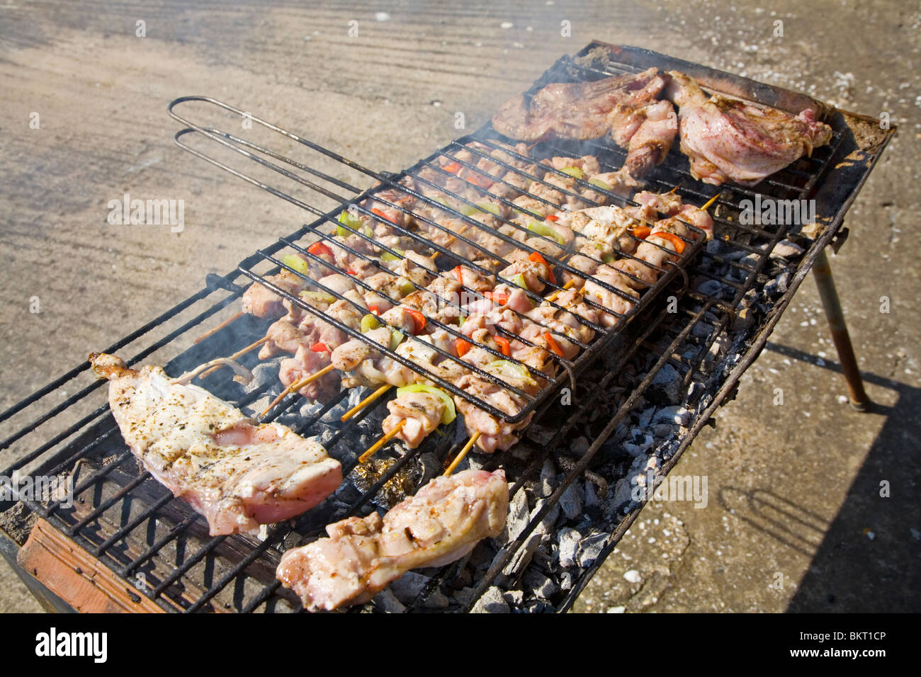 Carne souvlaki Pollo chuletas de cerdo asadas a ser viejo carbón grill en  el patio de la casa en un día soleado Fotografía de stock - Alamy