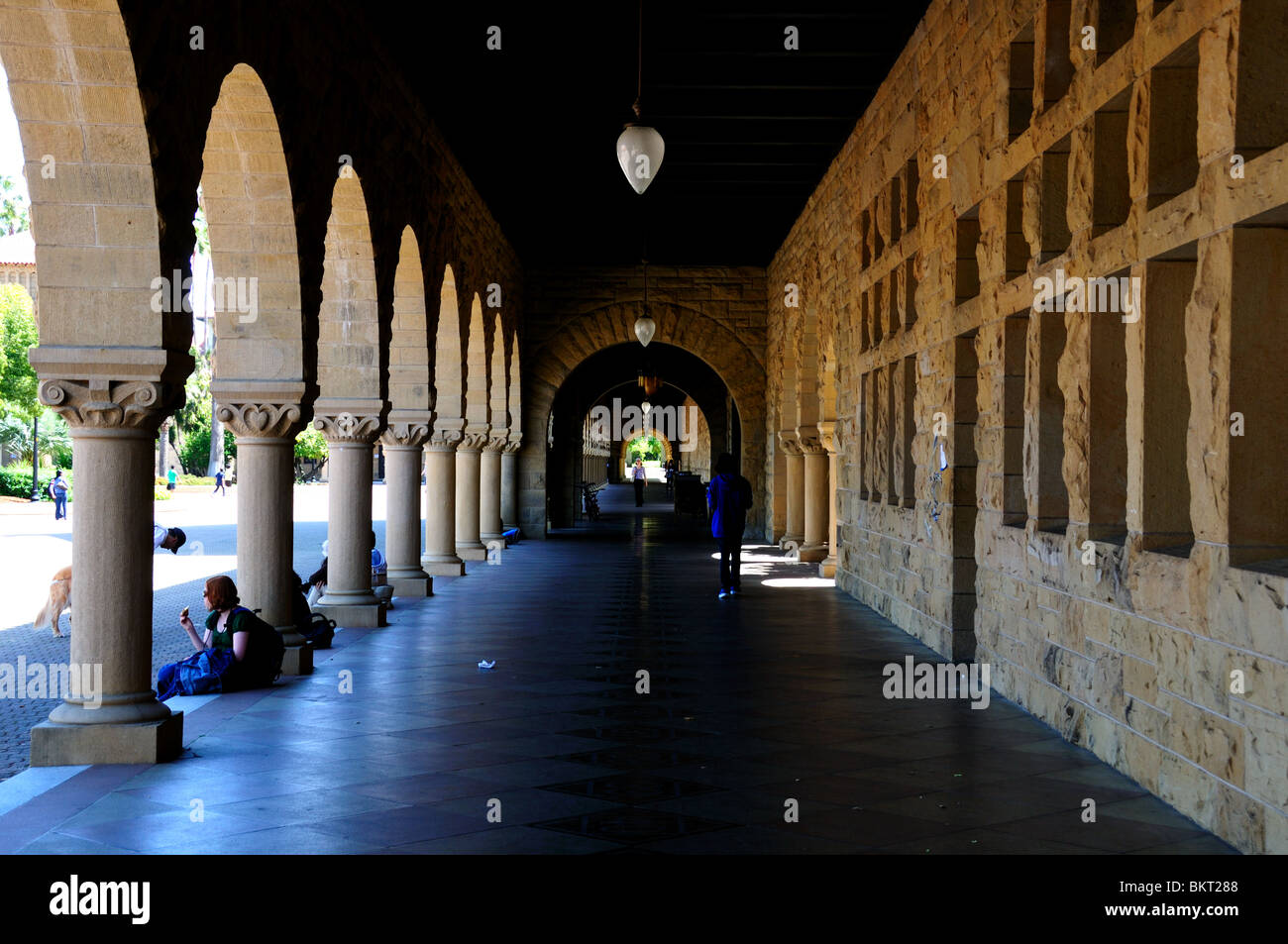 Pasillo del edificio de piedra arenisca. La Universidad de Stanford, Palo Alto, California, EE.UU. Foto de stock