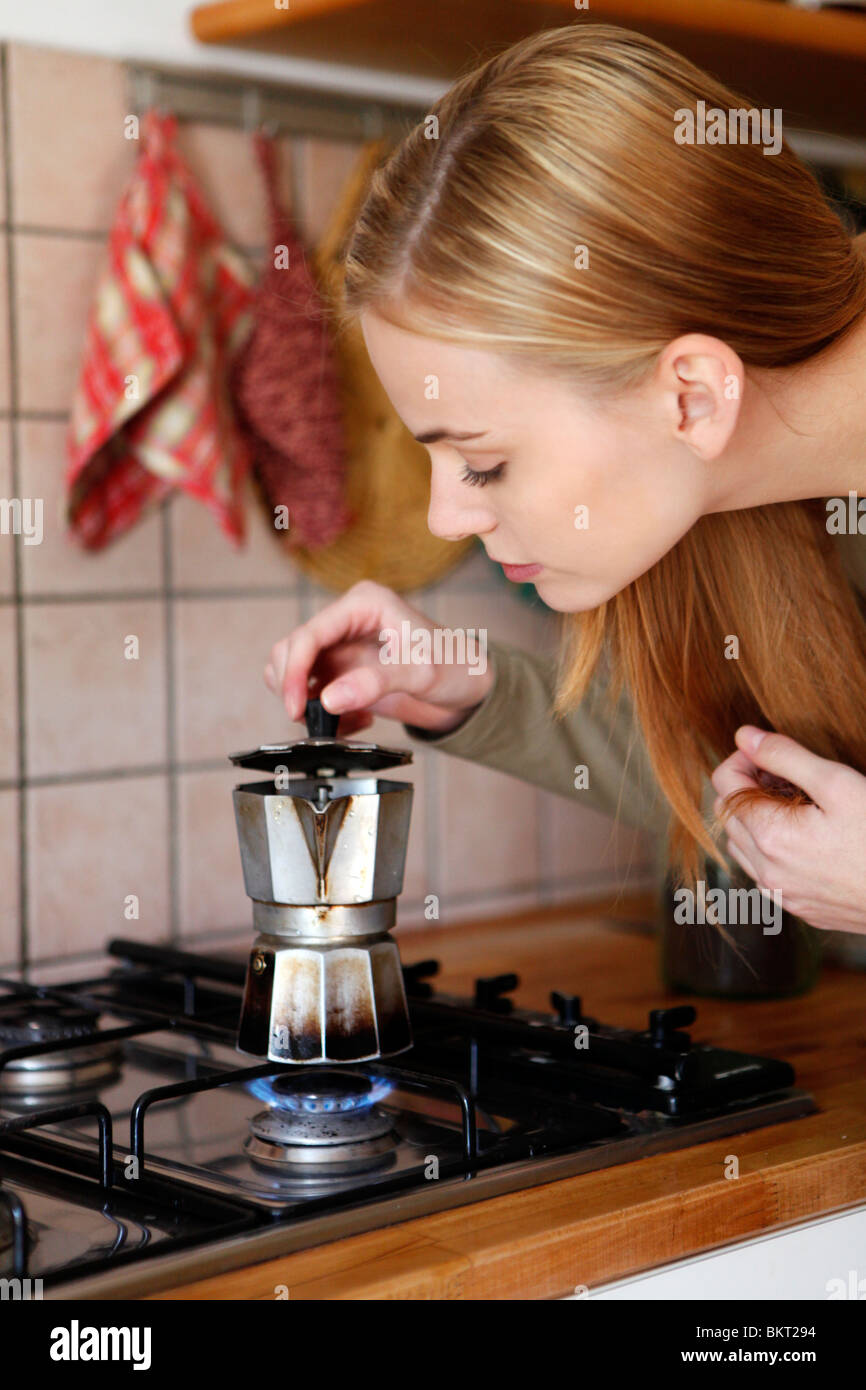 https://c8.alamy.com/compes/bkt294/mujer-en-la-cocina-preparando-el-cafe-bkt294.jpg
