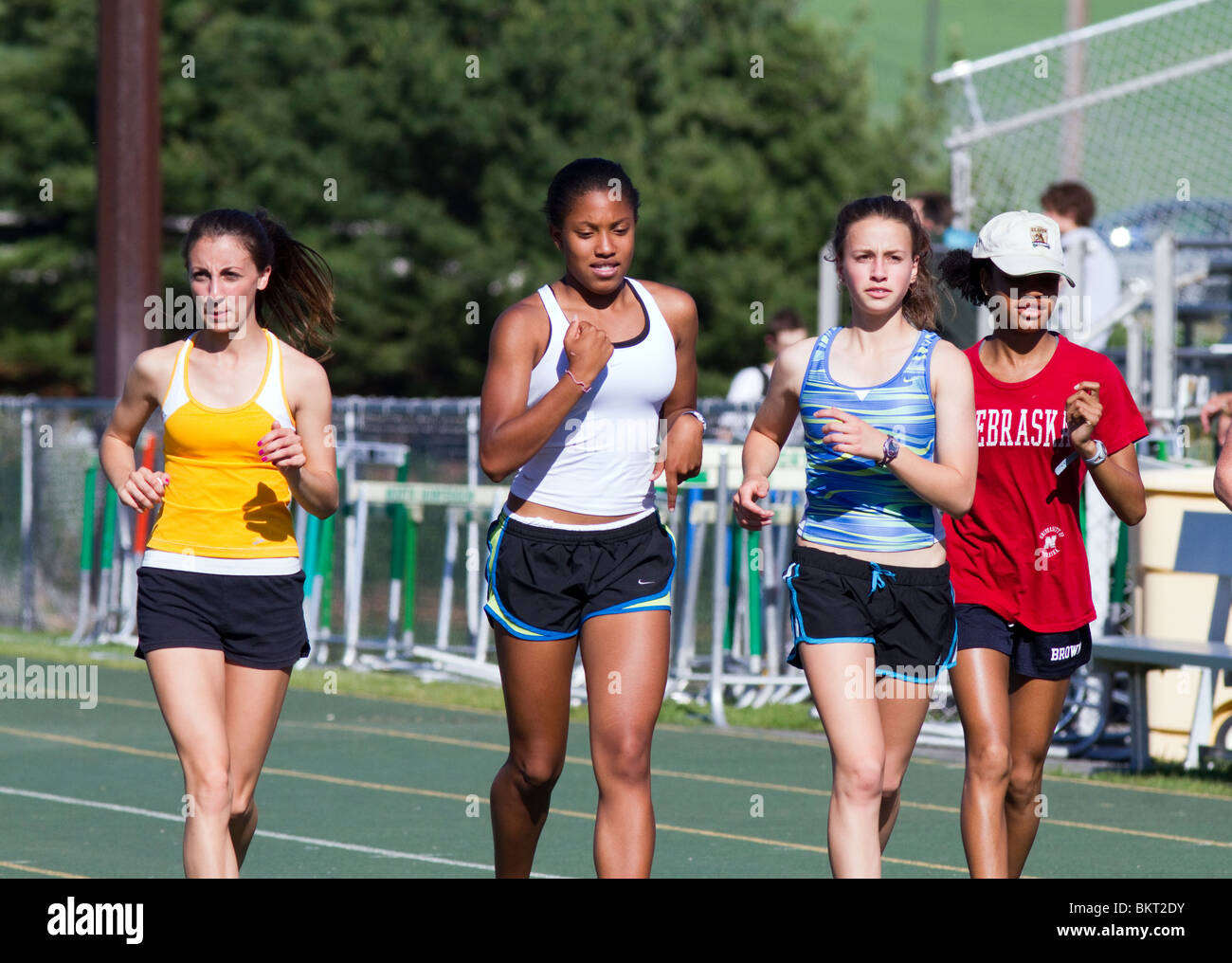 Cuatro Adolescentes Se Ejecuta En Una Via Secundaria Girls High School Equipo De Atletismo Fotografia De Stock Alamy Cuatro Adolescentes Se Ejecuta En Una Via Secundaria Girls High School Equipo De Atletismo Fotografia De Stock Alamy