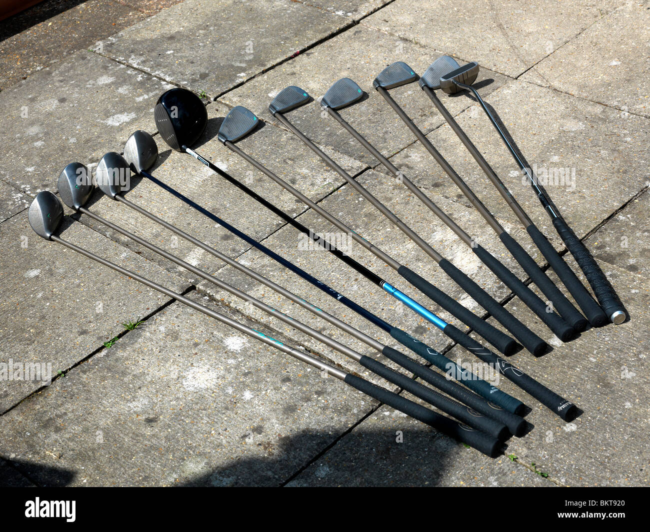 Un juego completo de palos de golf Foto de stock