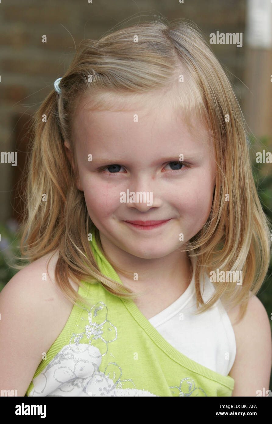 El retrato Niño de 4 años vista frontal de la cabeza y los hombros fuera en verano,desgaste SerieCVS417300 Foto de stock
