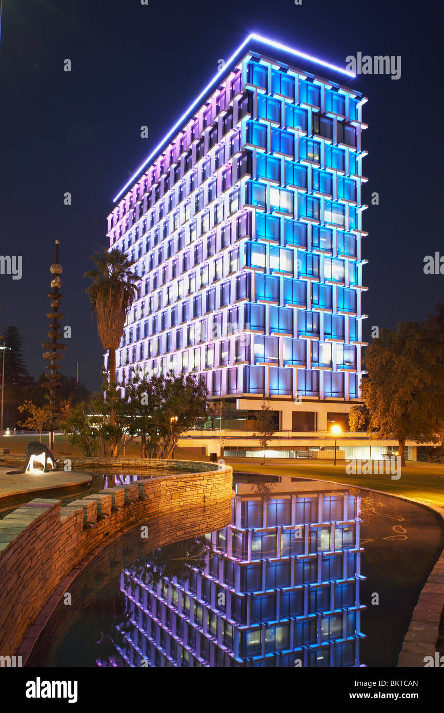 El edificio del Consejo de la ciudad de Perth, Perth durante la noche. Australia occidental. Foto de stock