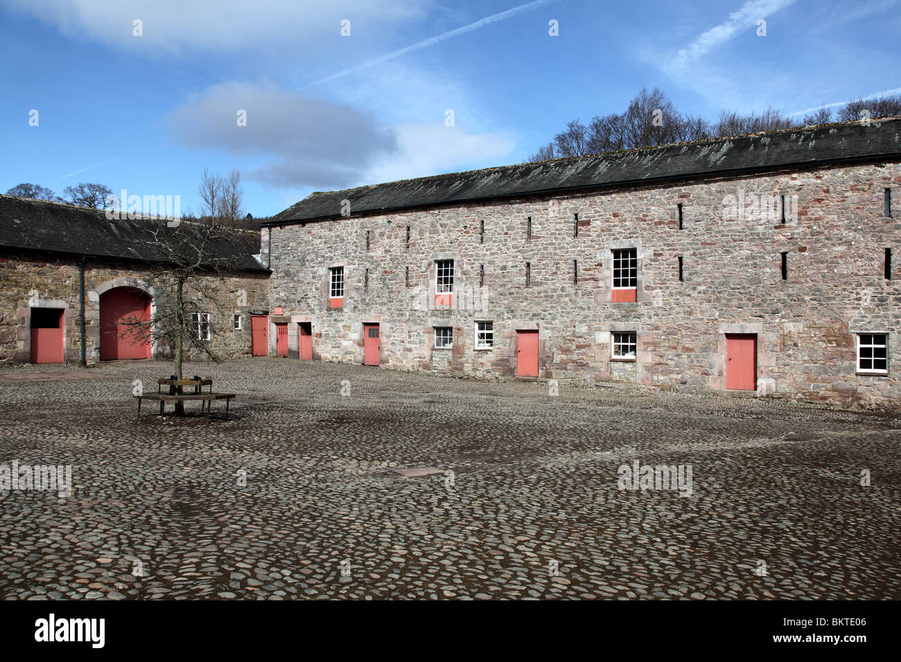 La gran Granero construido durante los 1500s en el patio de la casa Dalemain, Cumbria, Inglaterra, Reino Unido. Foto de stock