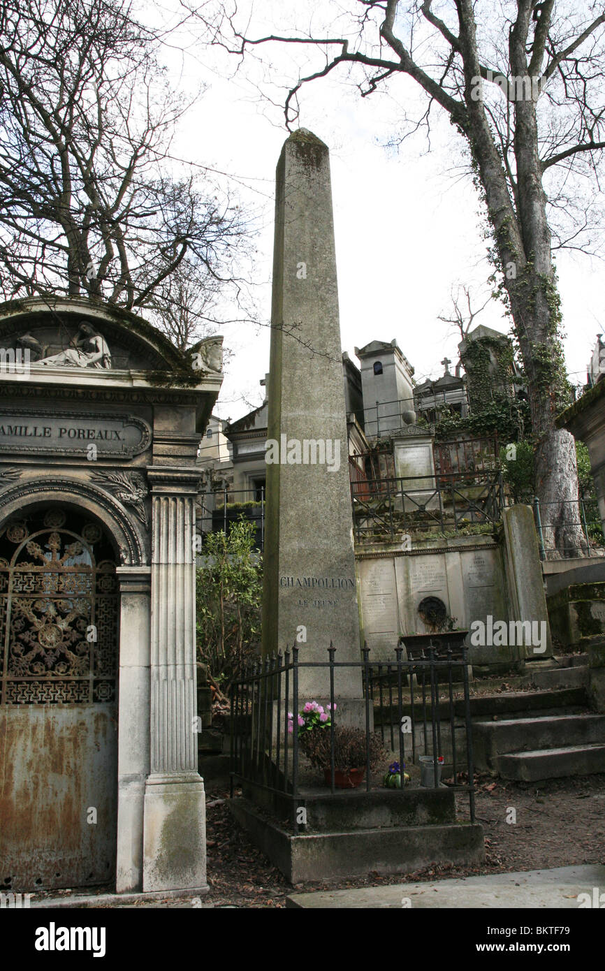 Champollion, padre de la egiptología, su tumba en el cementerio Pere  Lachaise, París, Francia Fotografía de stock - Alamy