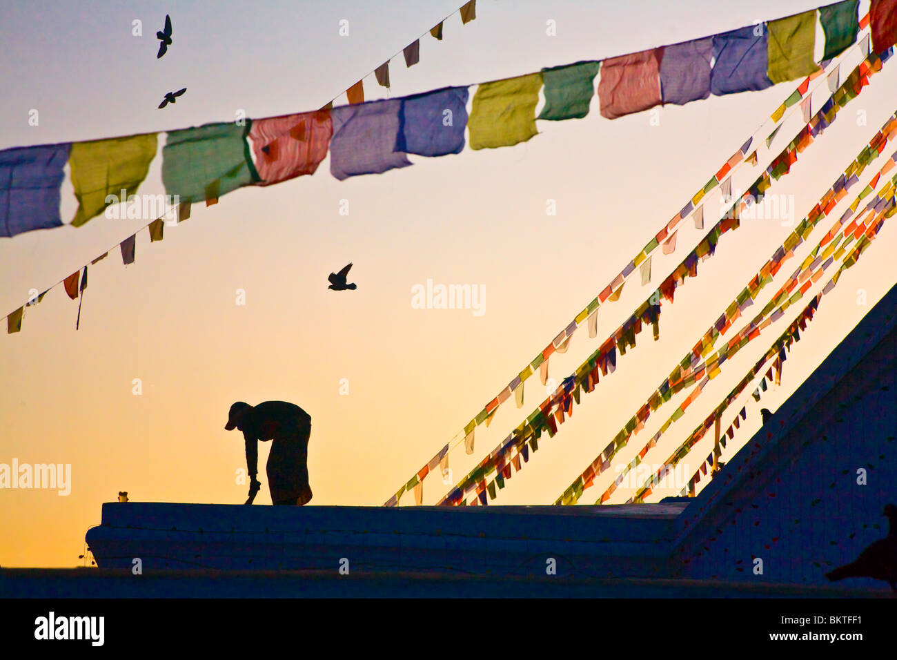 Banderas de oración tibetano soplar de la brisa al amanecer - BODHANATH STUPA, Katmandú, Nepal Foto de stock
